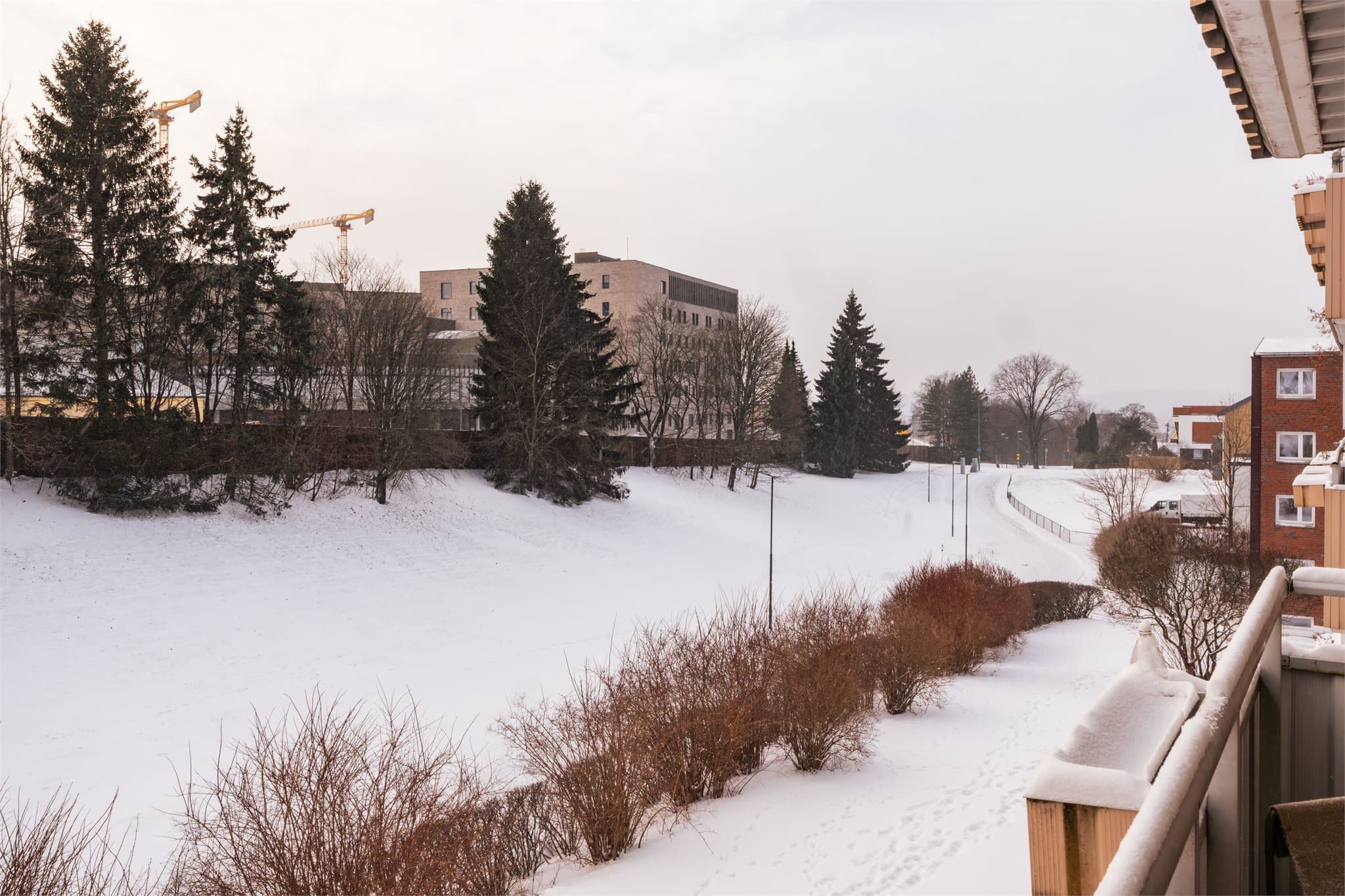 Balkongen byr på fin utsikt, med frodige og grønne omgivelser om sommeren.