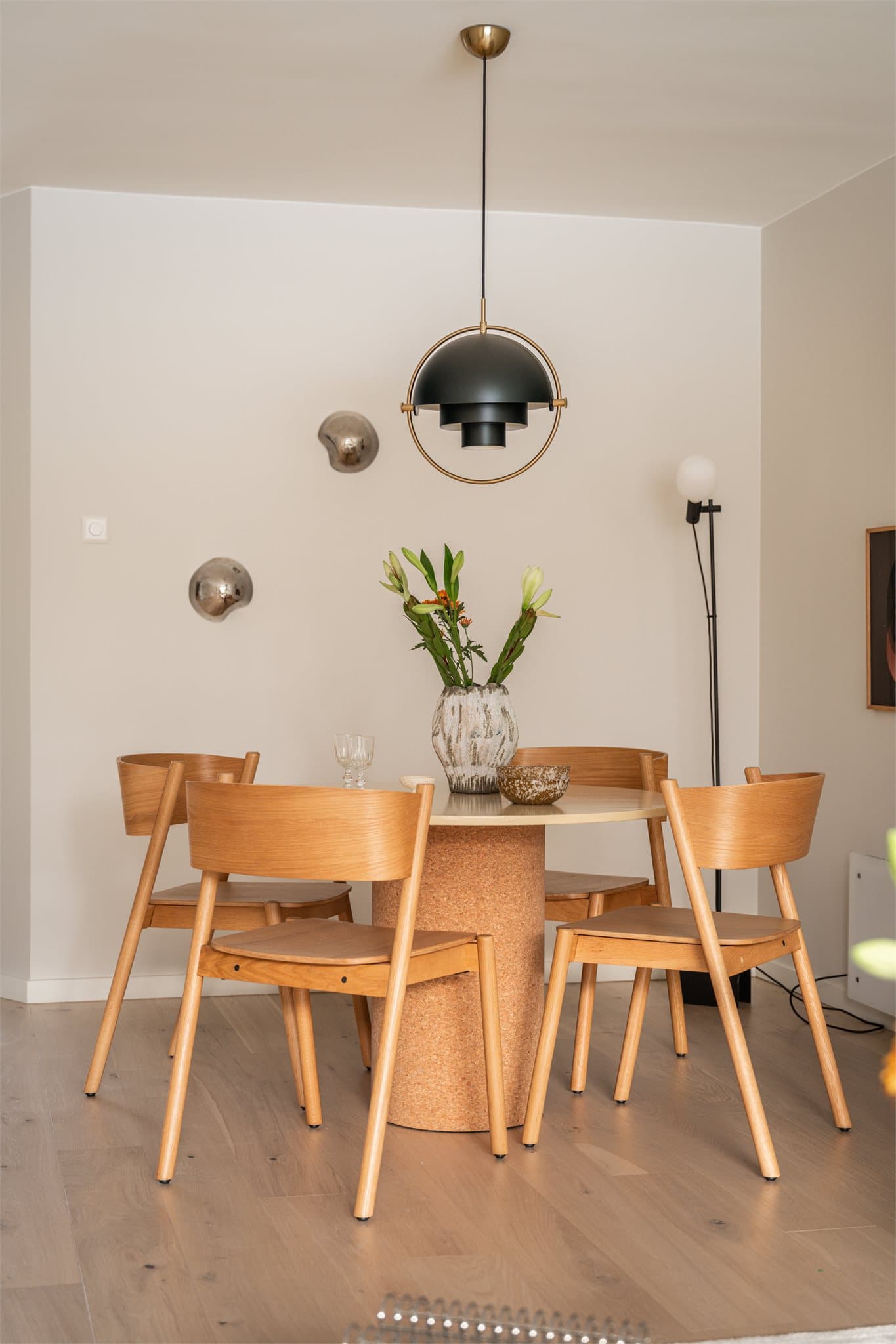 God plass til spisebord, perfekt for hyggelige sammenkomster med venner og familie.