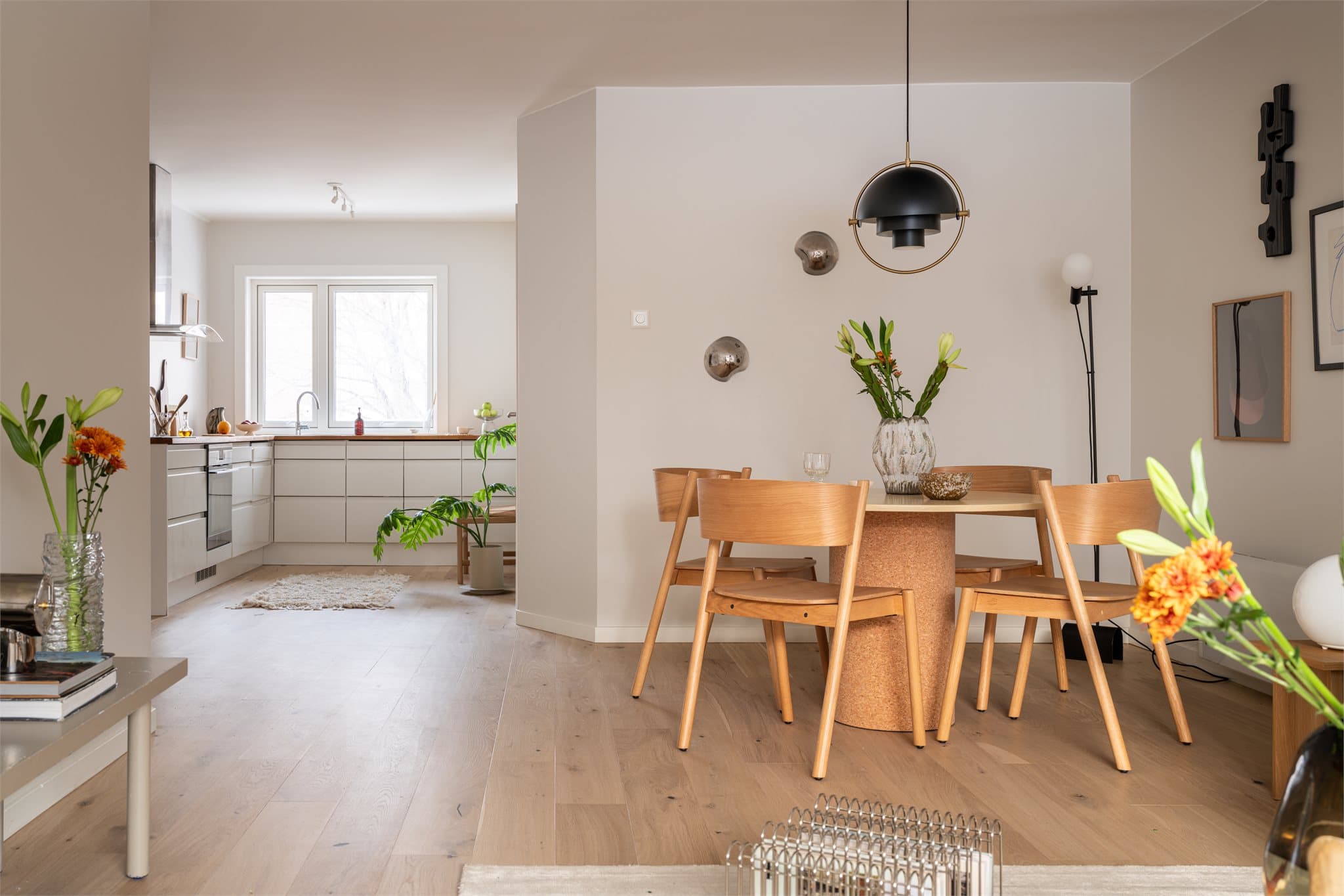 Parketten i leiligheten har blitt slipt og lakket med hvitpigmentert lakk i 2025.