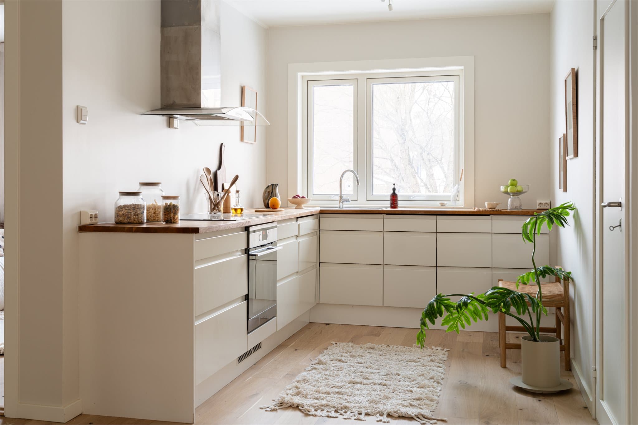 Moderne HTH kjøkken i en delvis åpen løsning fra 2016, i lyse farger som gir et lyst og luftig preg.