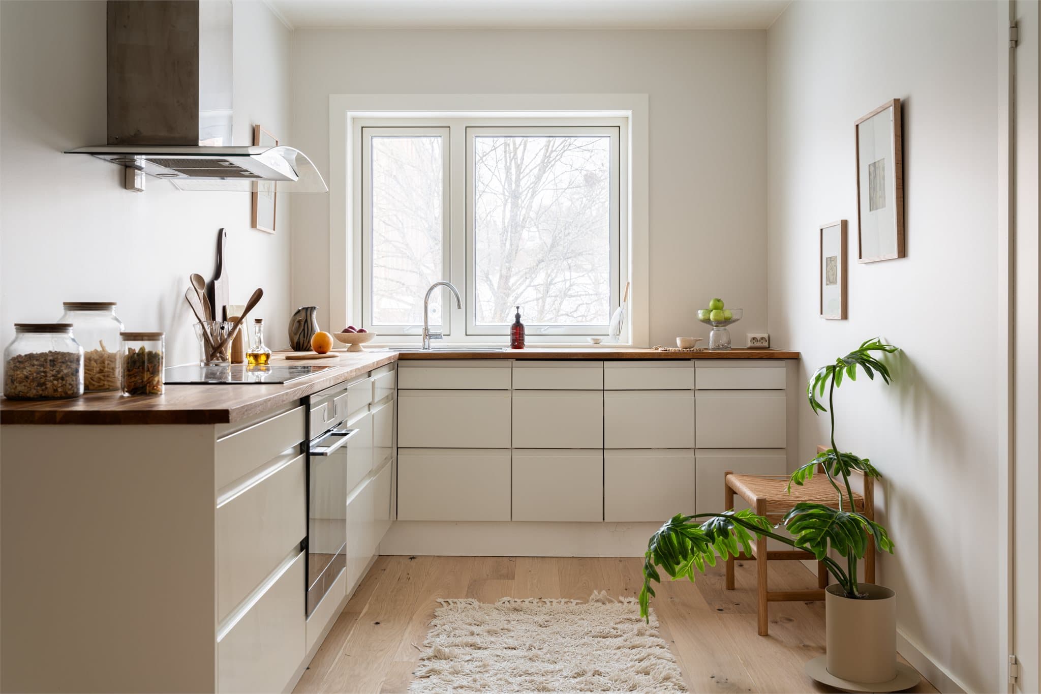 God plass til matlaging med rikelig oppbevaringsplass.