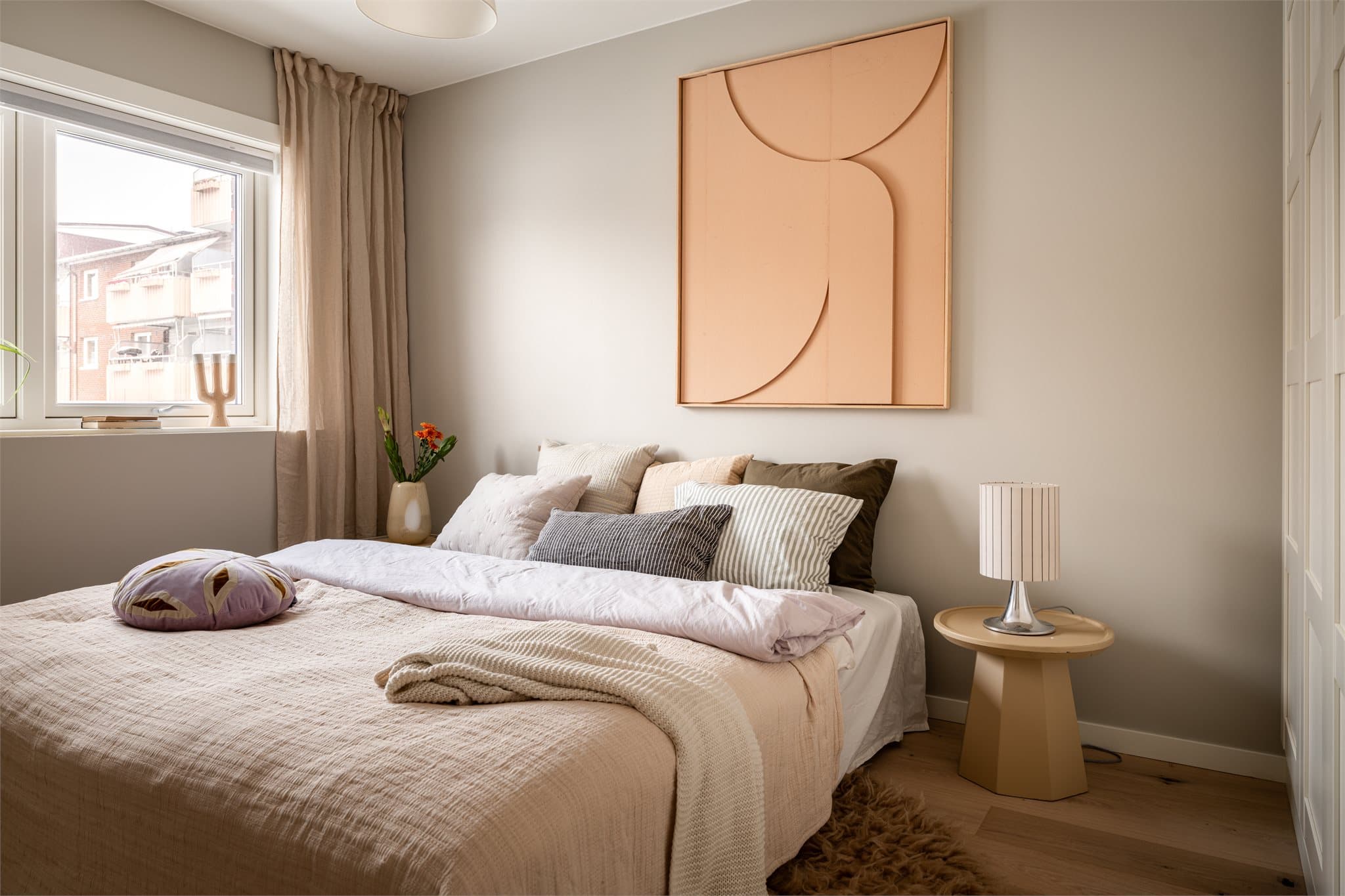 Hovedsoverommet er romslig og har plass til dobbeltseng med tilhørende nattbord.