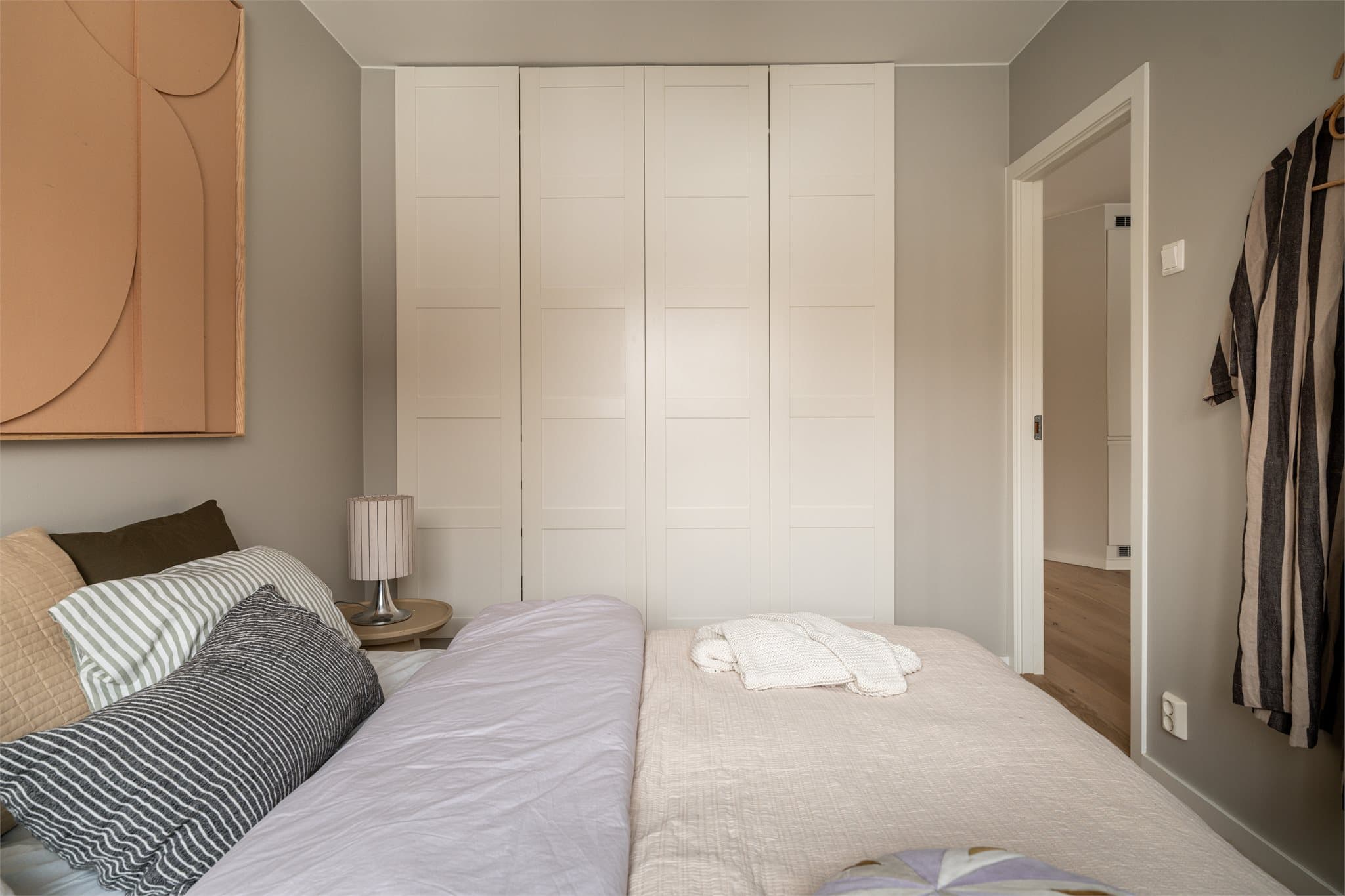 God plass til stort garderobeskap med rikelig plass til klær og personlige eiendeler.