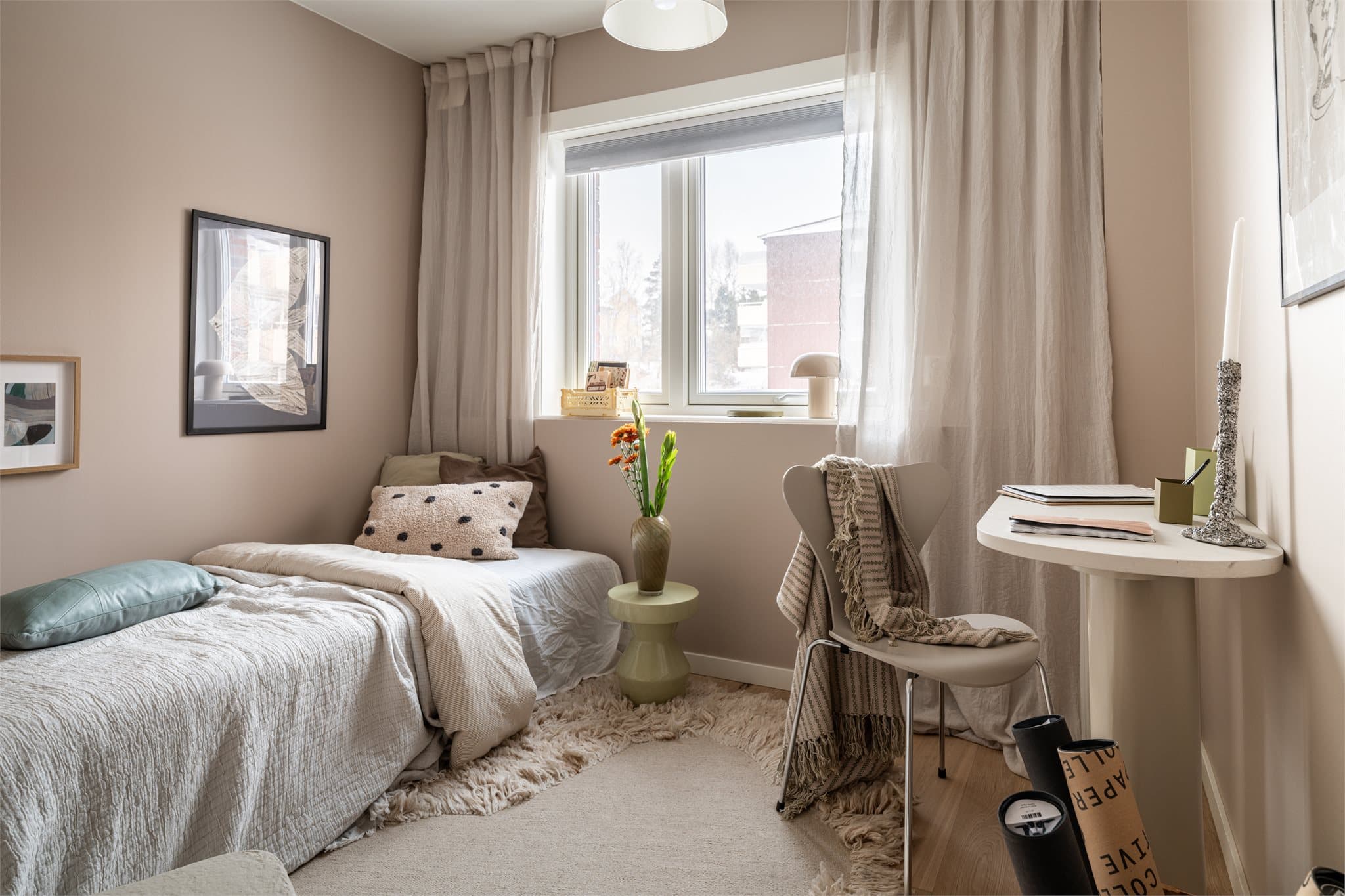 Boligens andre soverom er også romslig og har god plass til seng og tilhørende møblement.