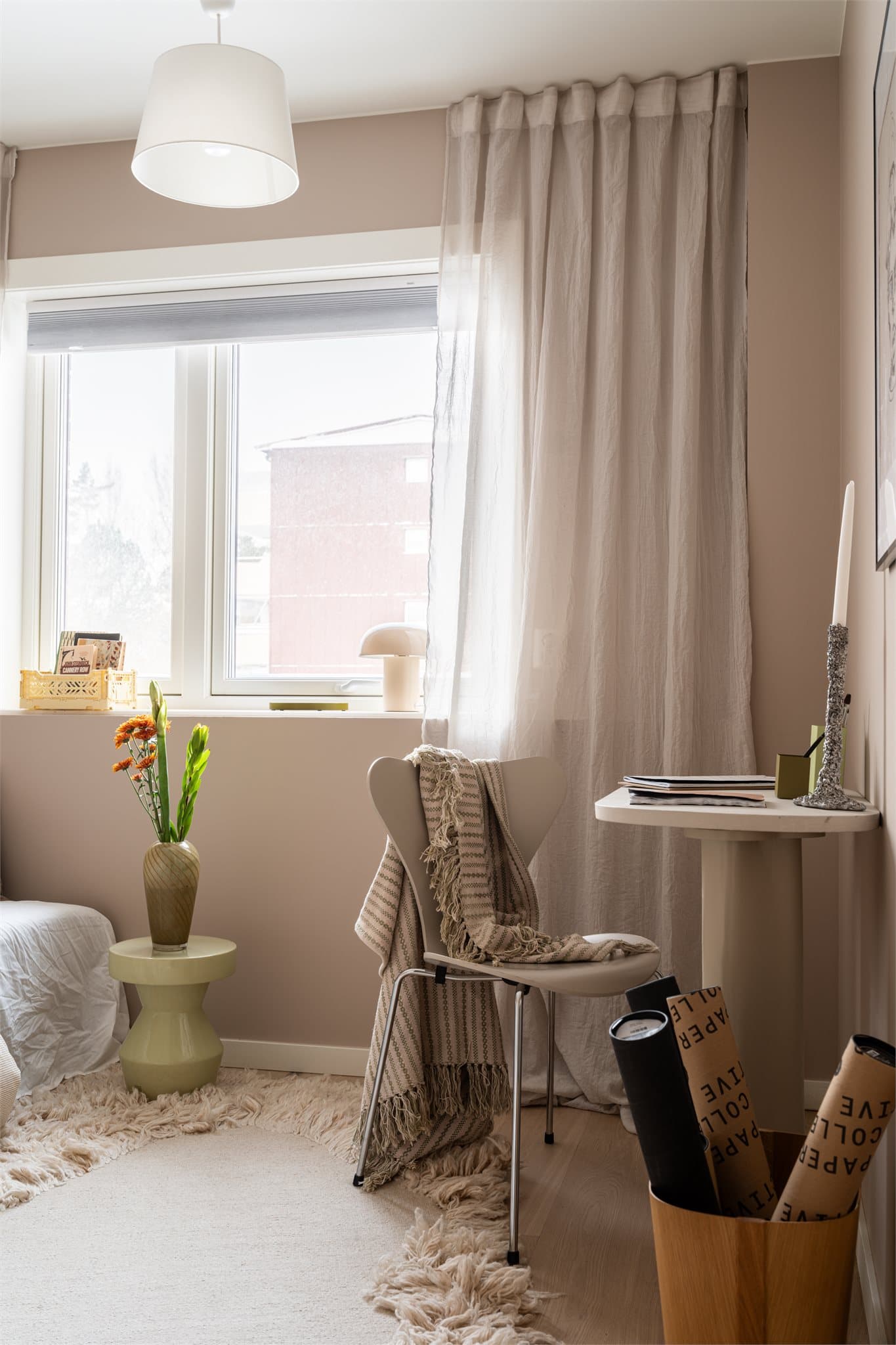 Radiatoren på soverommet er kledd inn, og gir god varme i de kalde månedene.