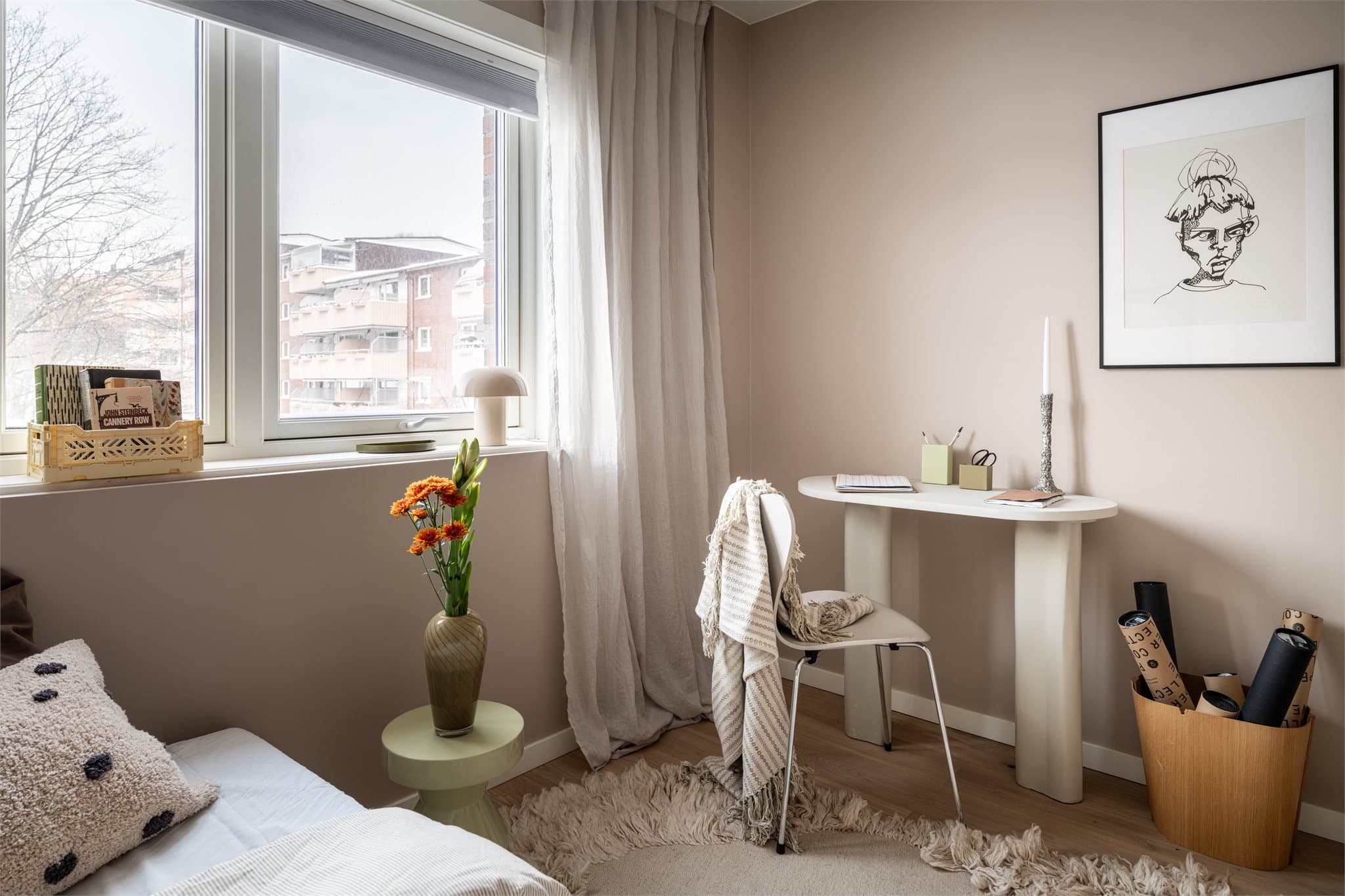 Soverommet passer utmerket som barnerom, og er malt i fargen "soft skin"