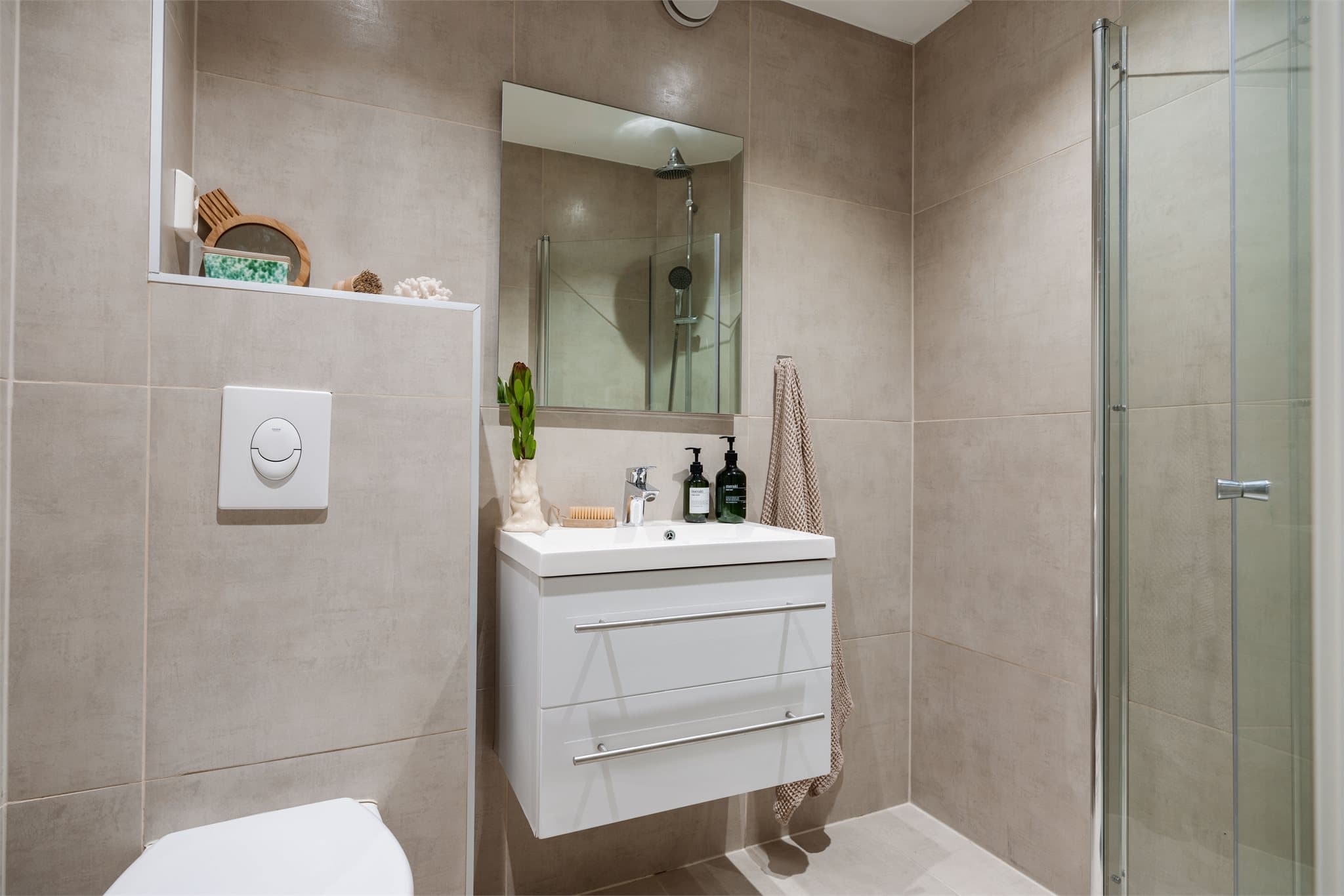 Delikat og moderne bad, totalrenovert i 2016 iflg tidligere salgsoppgave.