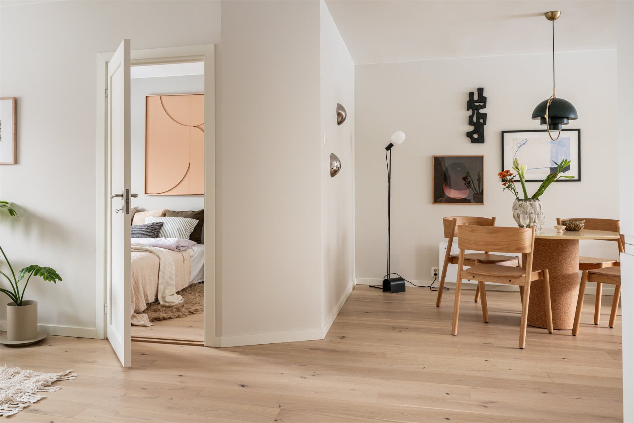 Hele leiligheten er malt i lyse og innbydende farger i 2025 som skaper en lys og åpen atmosfære.