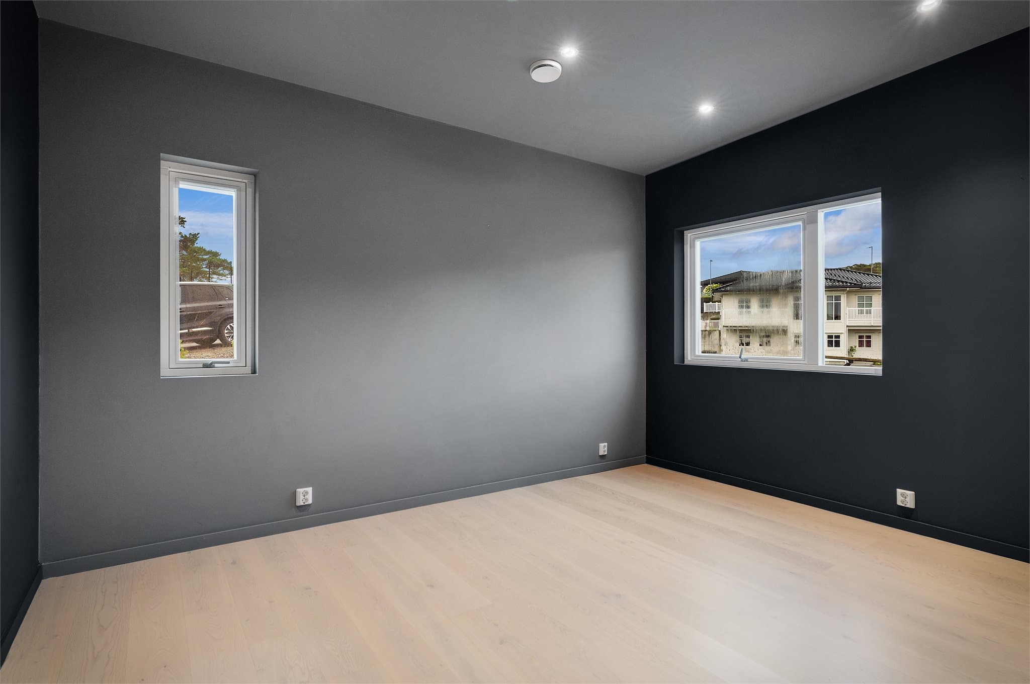 - I boligens hoveddel er det 3 soverom som måler hhv. 13,9 m², 10,5 m² og 6 m² -