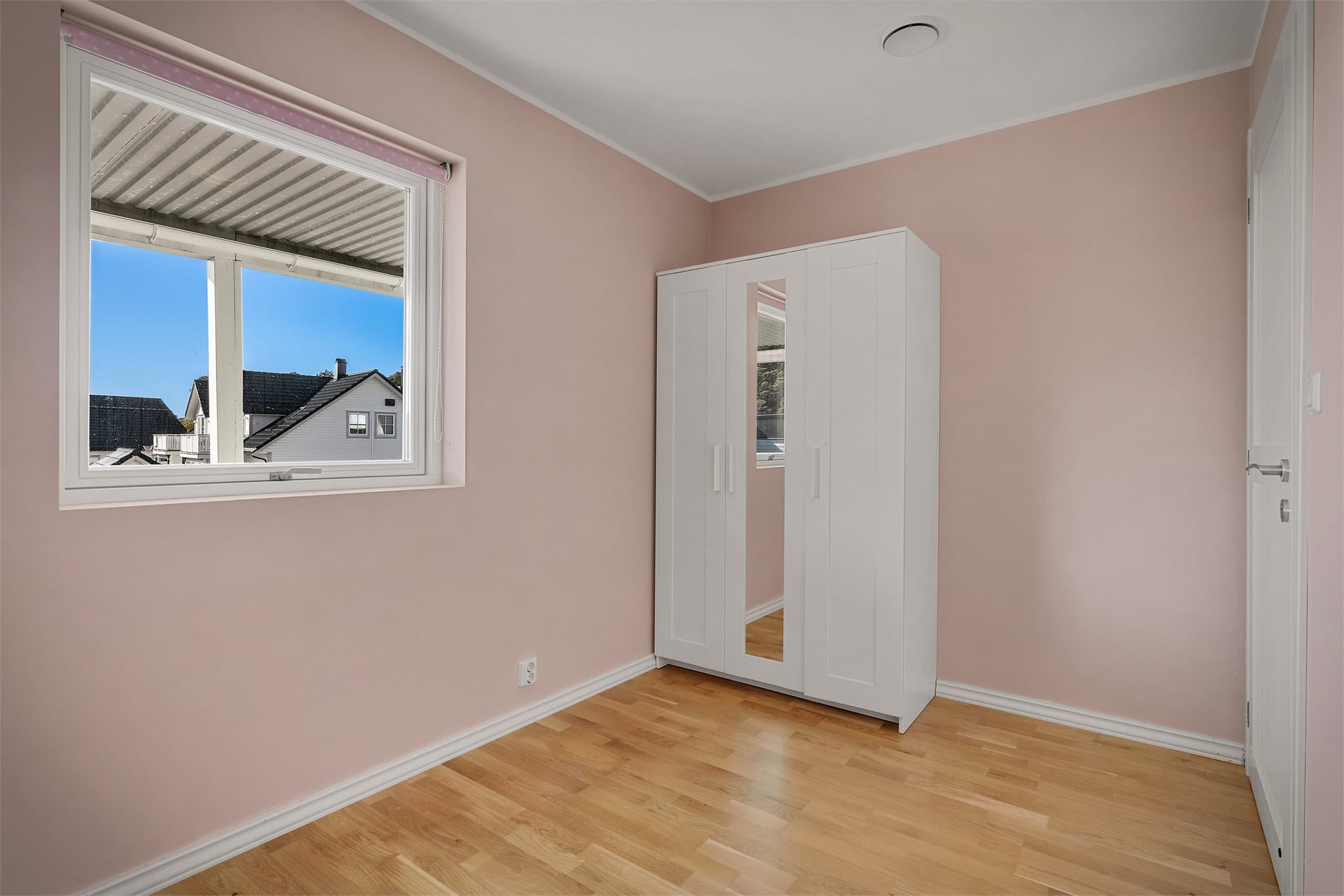 - God plass til seng, nattbord og garderobe -
