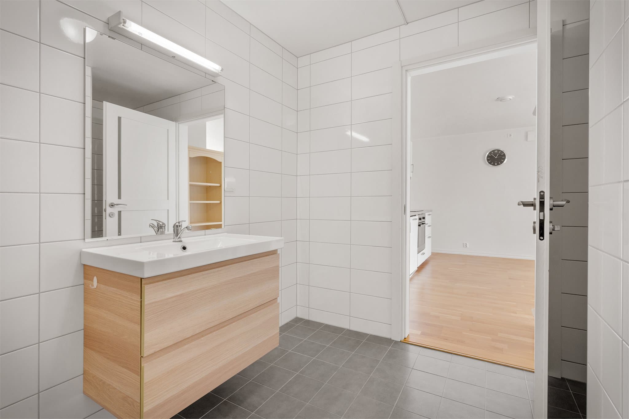 - Badet er også fra byggeår og måler 6,7 m² -