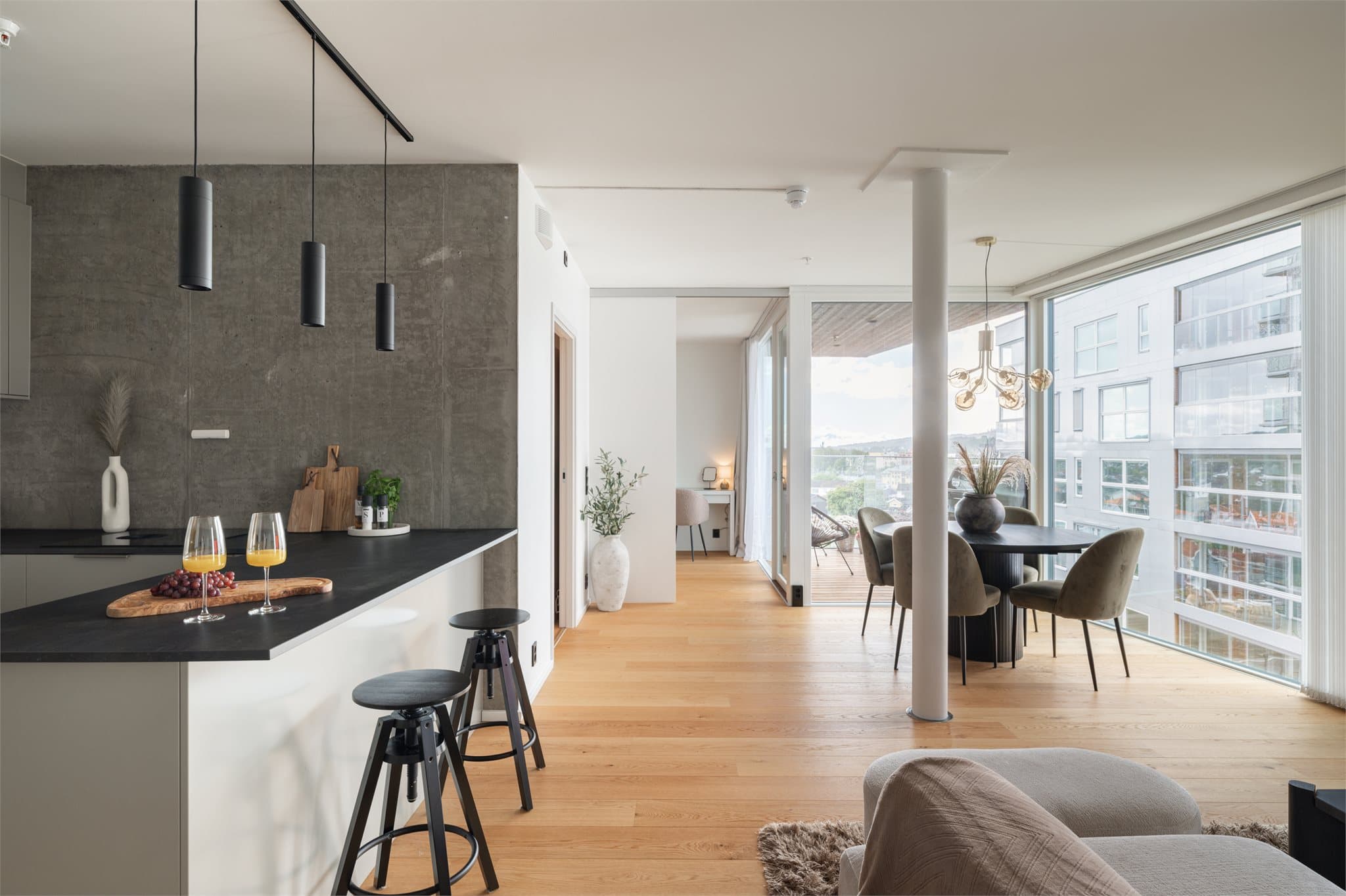 Her får du en lys og luftig stue- og kjøkkenløsning, to romslige soverom og et bad med tidløst uttrykk.