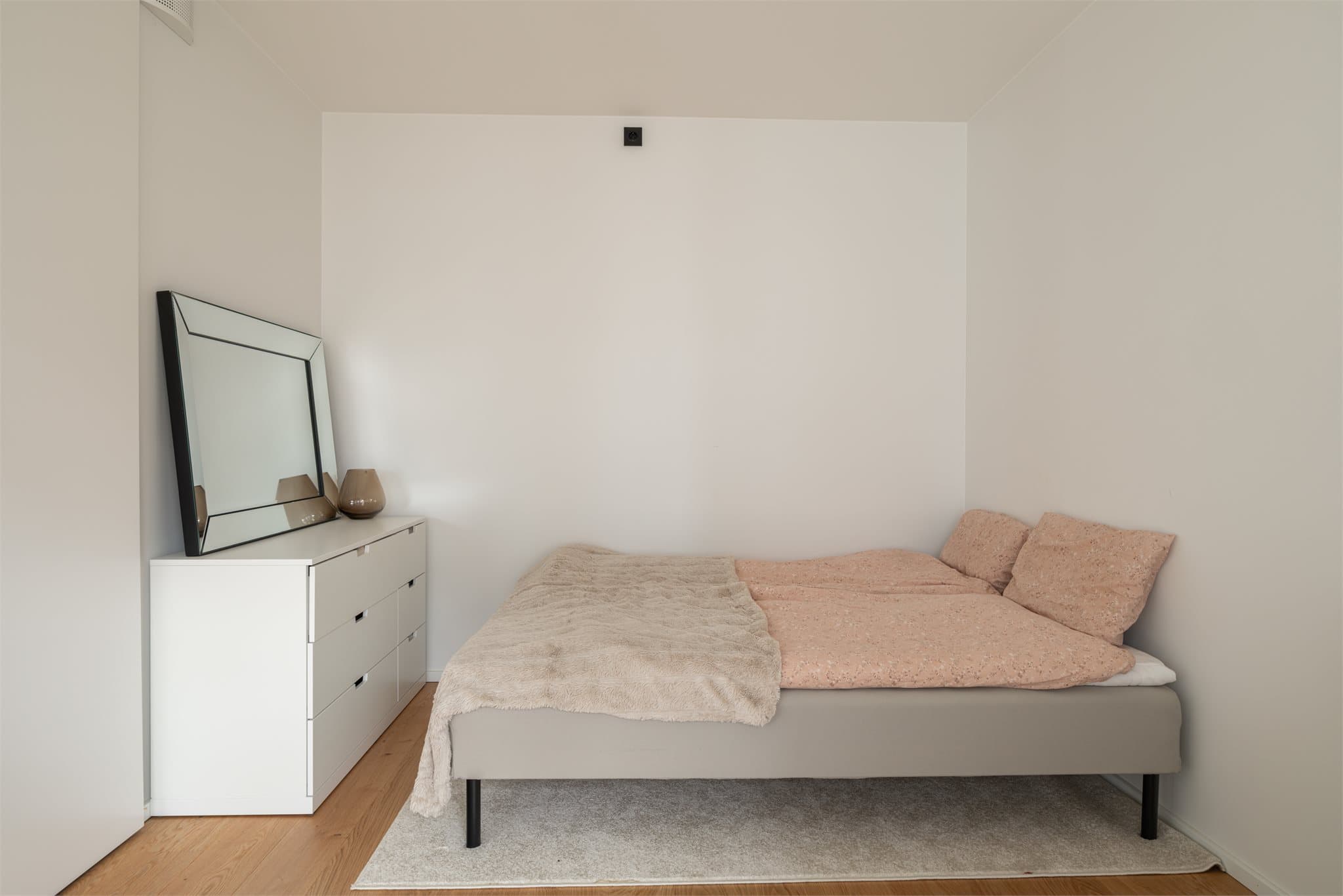 Plassen gjør det enkelt å tilpasse rommet etter egne preferanser.