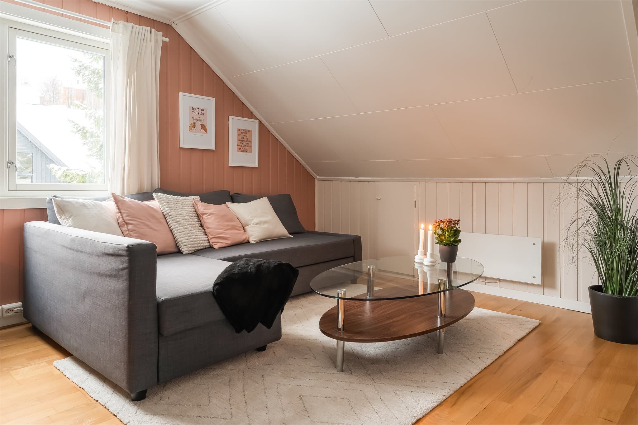 Naturlig avgrenset sofahjørne med god plass til sofaseksjon og TV.