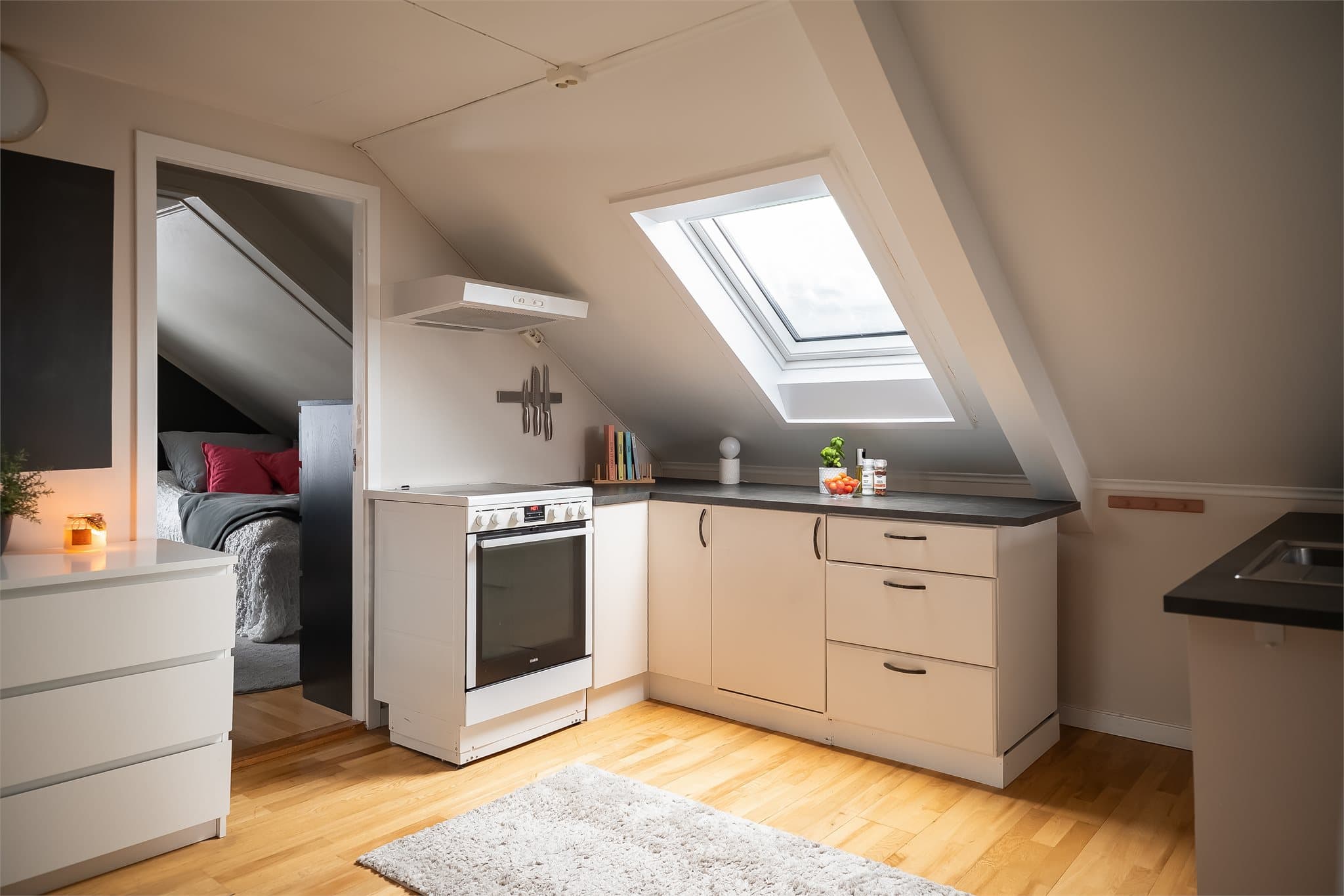 Den store vindusflaten gir godt med naturlig lys til kjøkkenet.