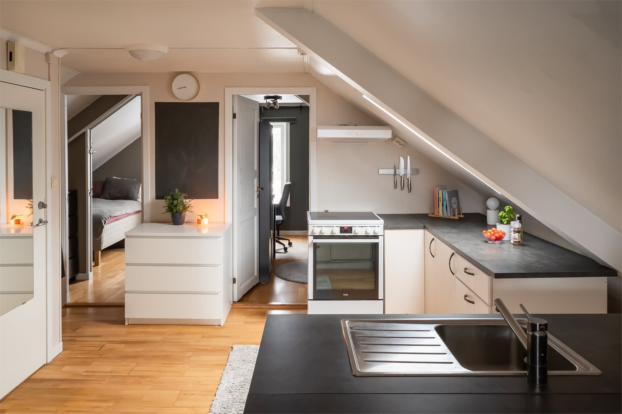 Lyst kjøkken som har godt med plass til matlaging og oppbevaring.