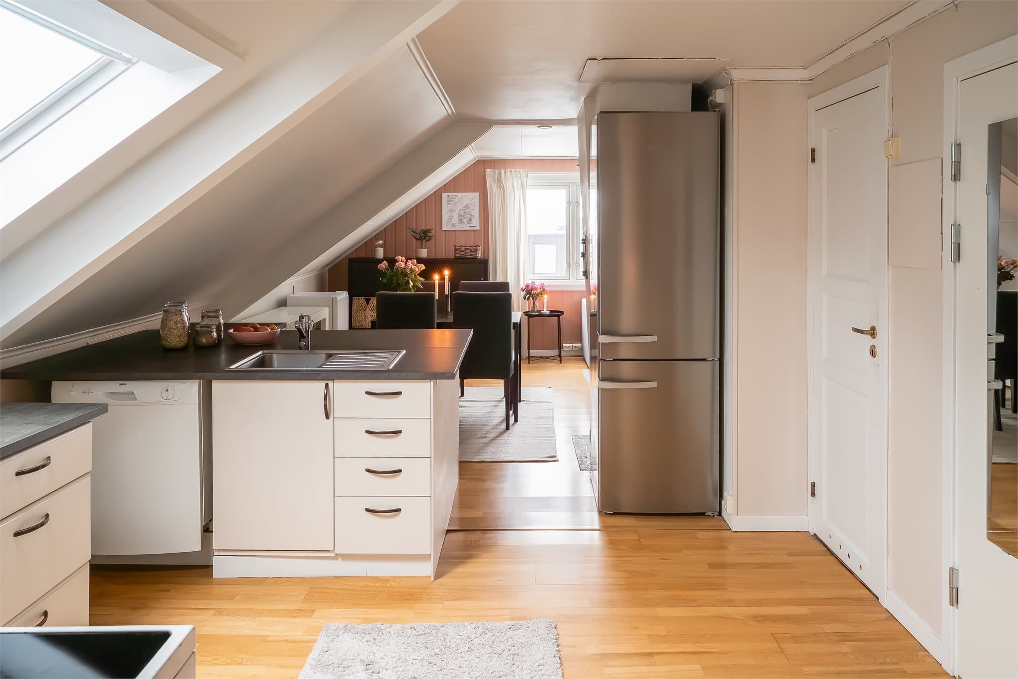 Funksjonelt kjøkken med flere soner som gjør matlagingen enkel.