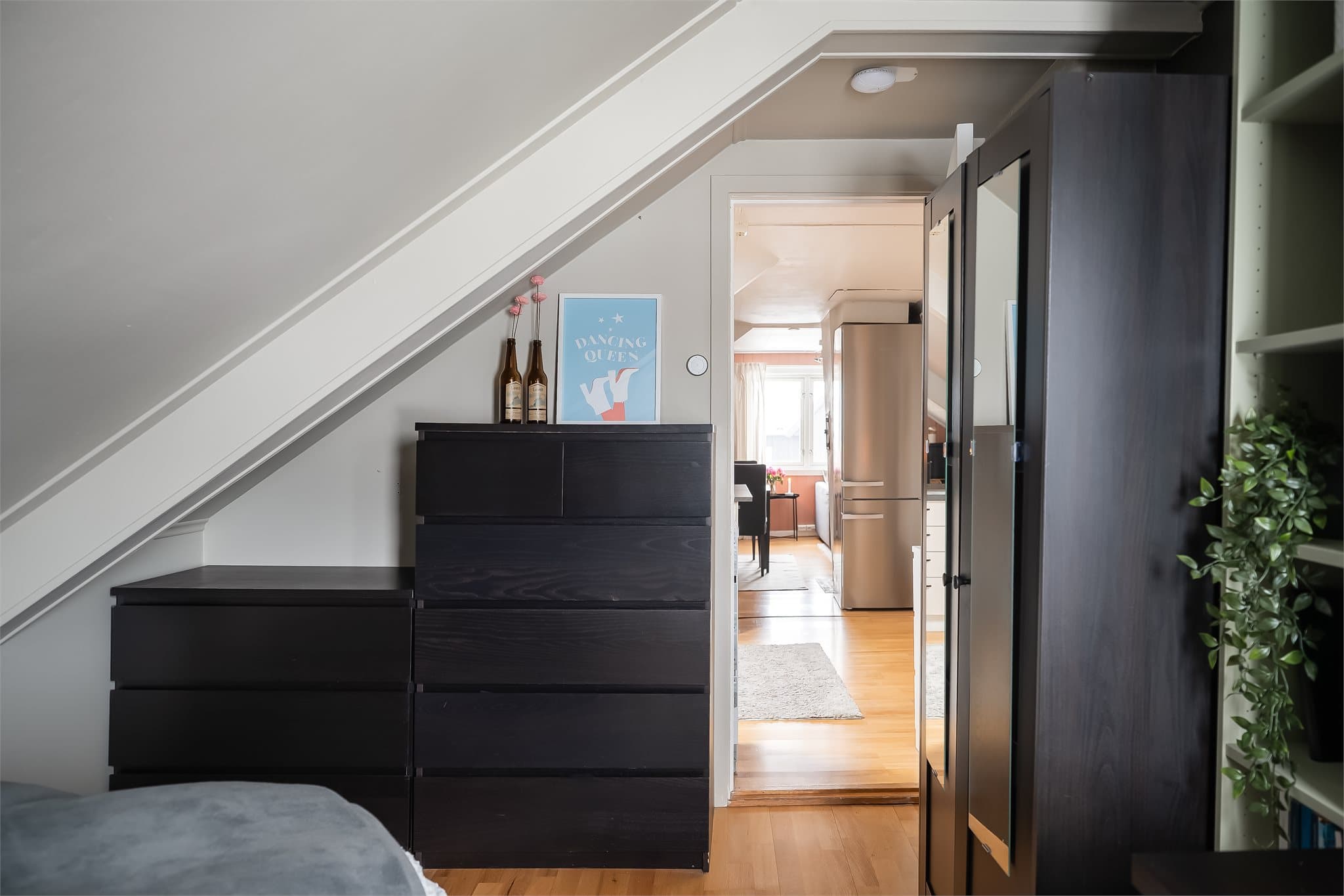 Det er også god plass til praktiske garderobeløsninger.