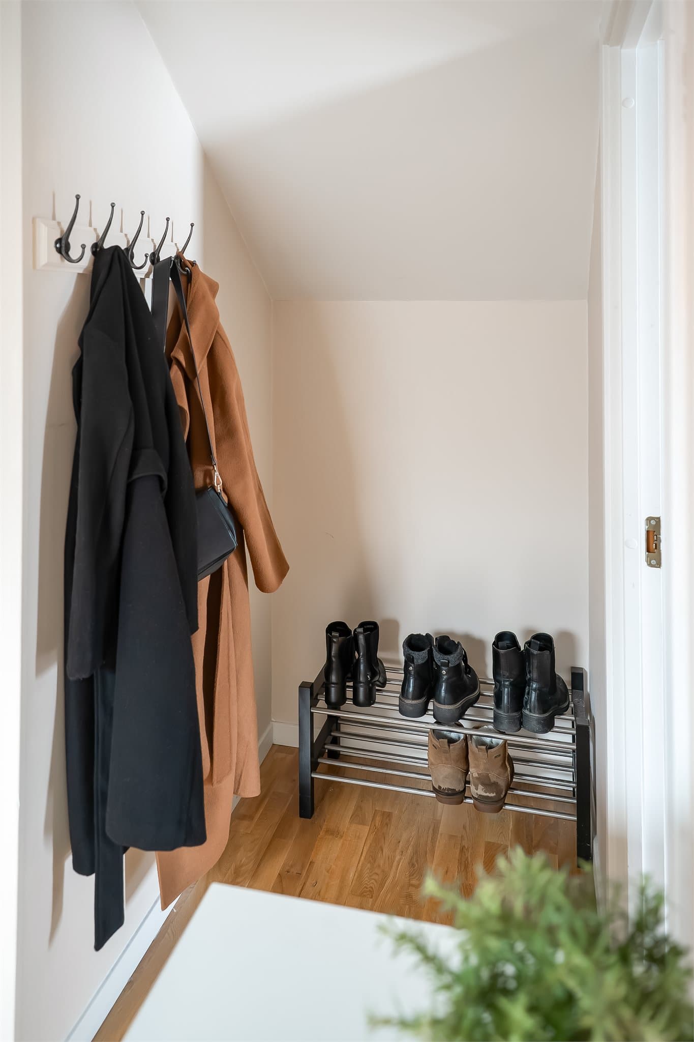 Ved inngangen er det en funksjonell nisje til oppbevaring og klær.