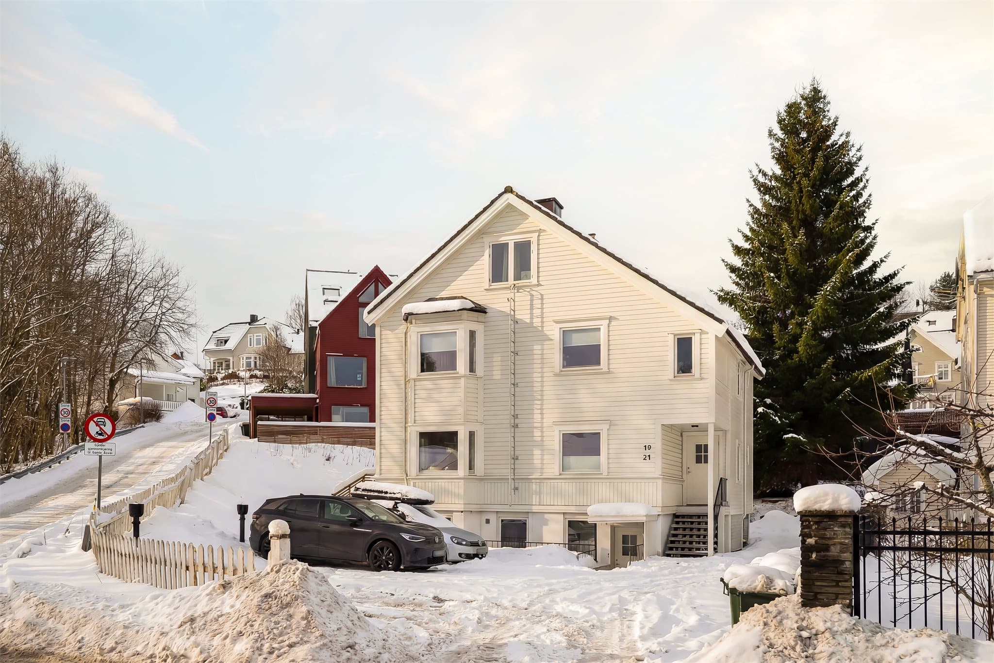 Det er parkering på felles biloppstillingsplass med tilgang til elbillader. Velkommen!