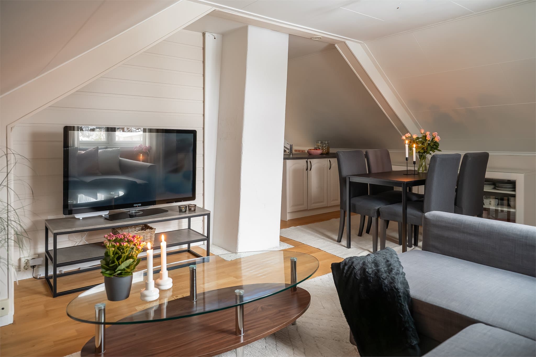 Leiligheten har en god planløsning som gjør at man kan innrede både med sofakrok og spisegruppe.