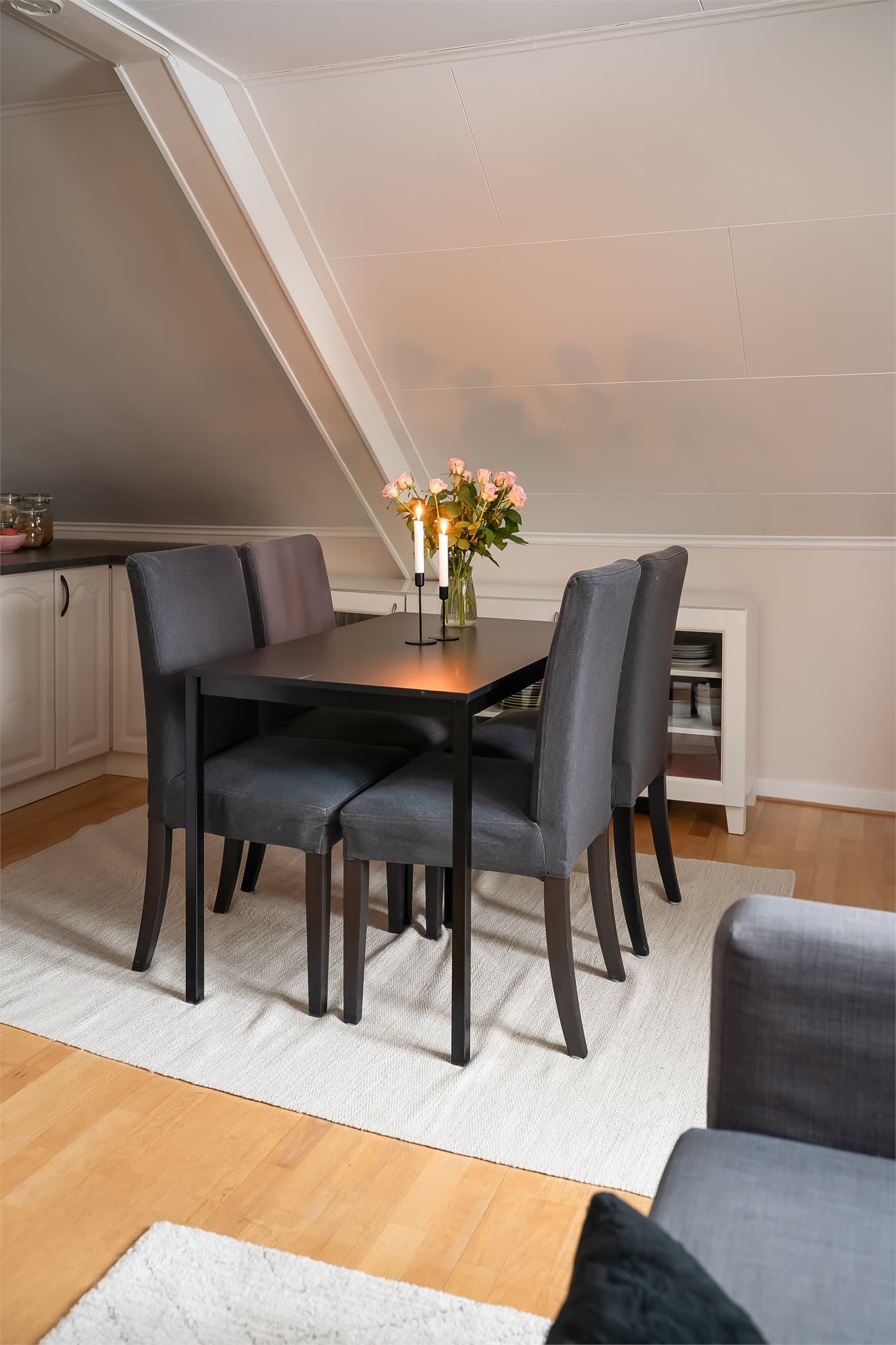 Mellom stue og kjøkken er det en naturlig plass for spisegruppe.