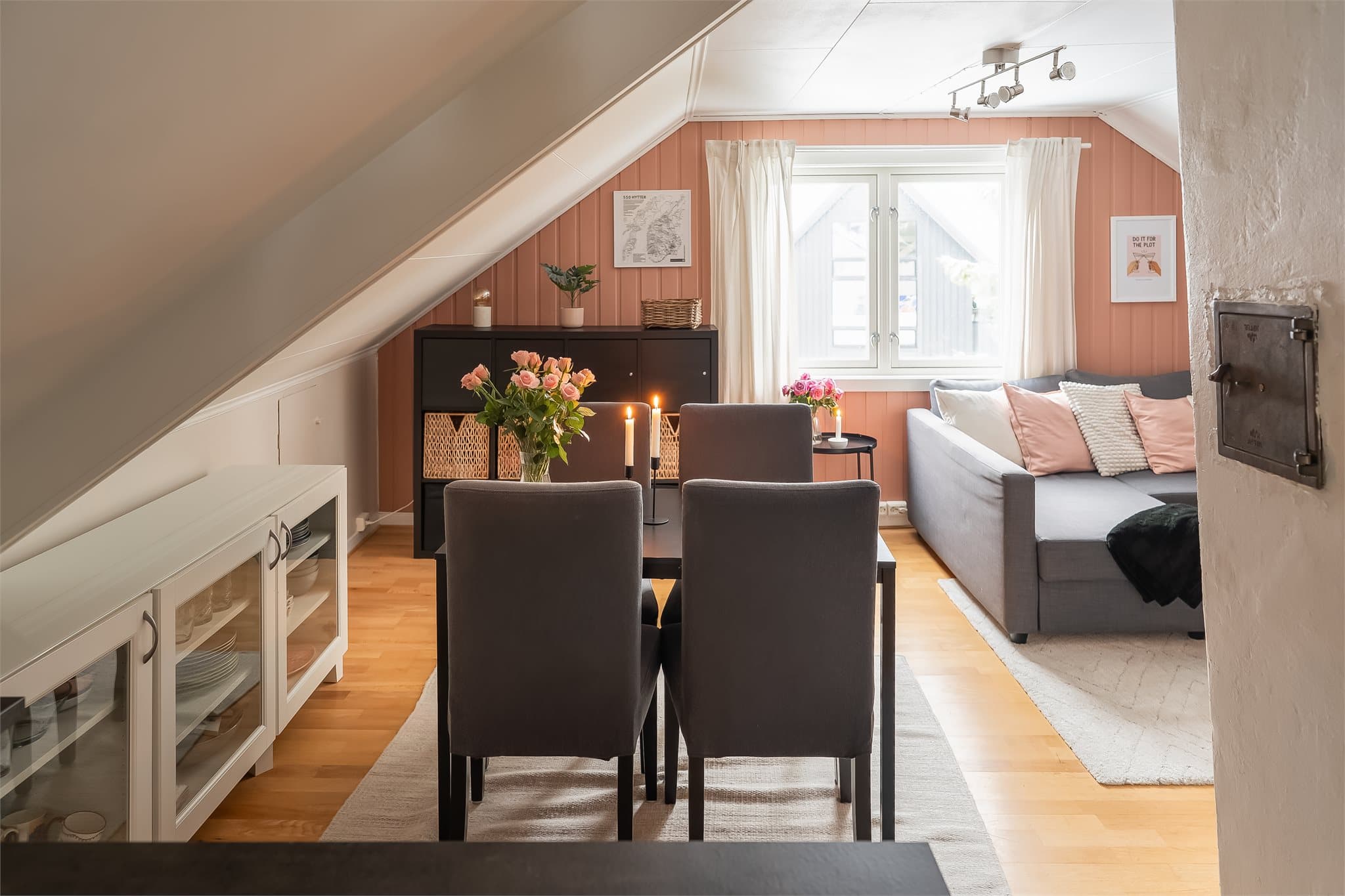 Velkommen inn til en arealeffektiv og sjarmerende 3-roms selveierleilighet.