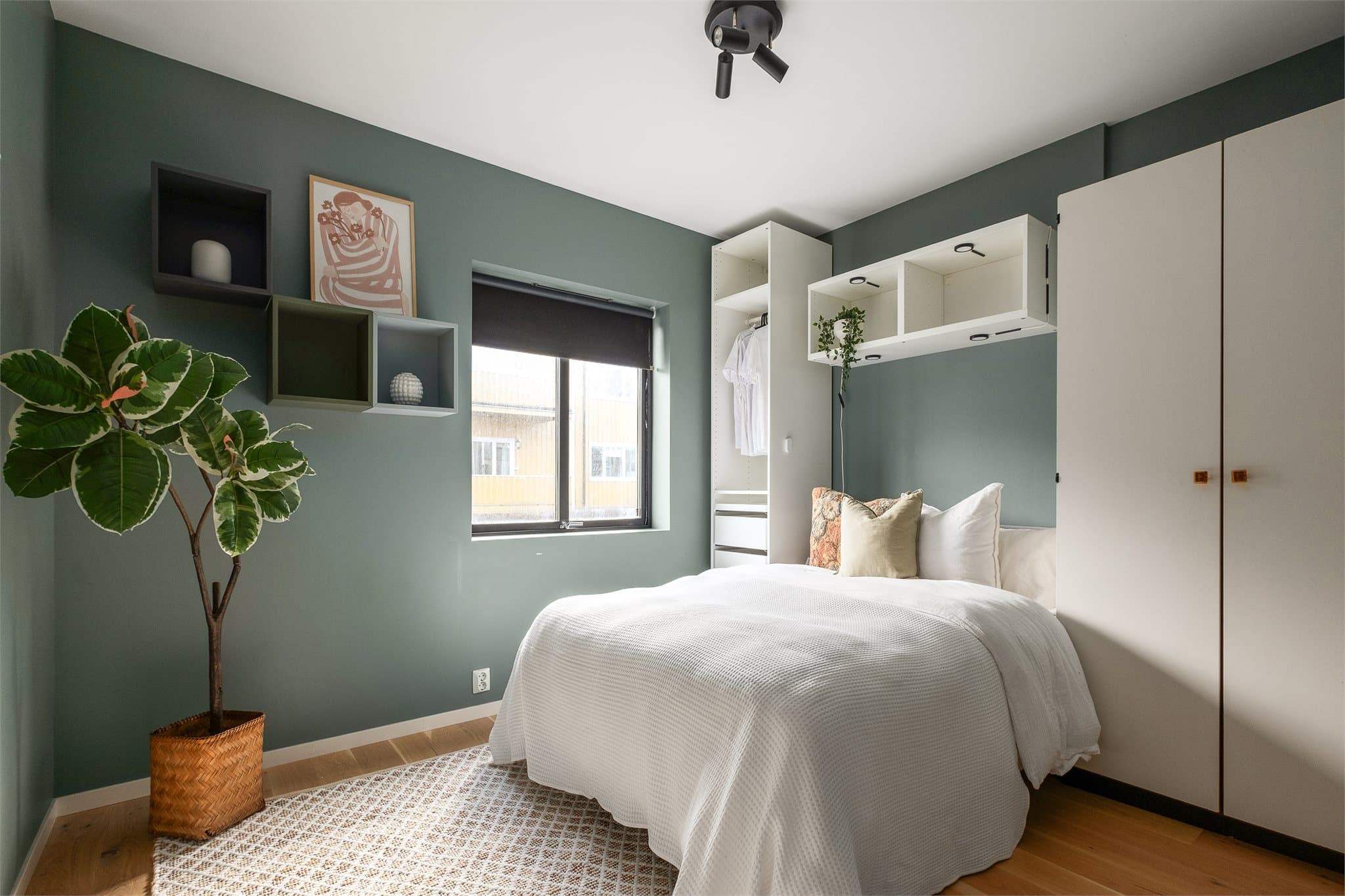 Hovedsoverom på 11 kvm med god plass til dobbeltseng og garderobe.