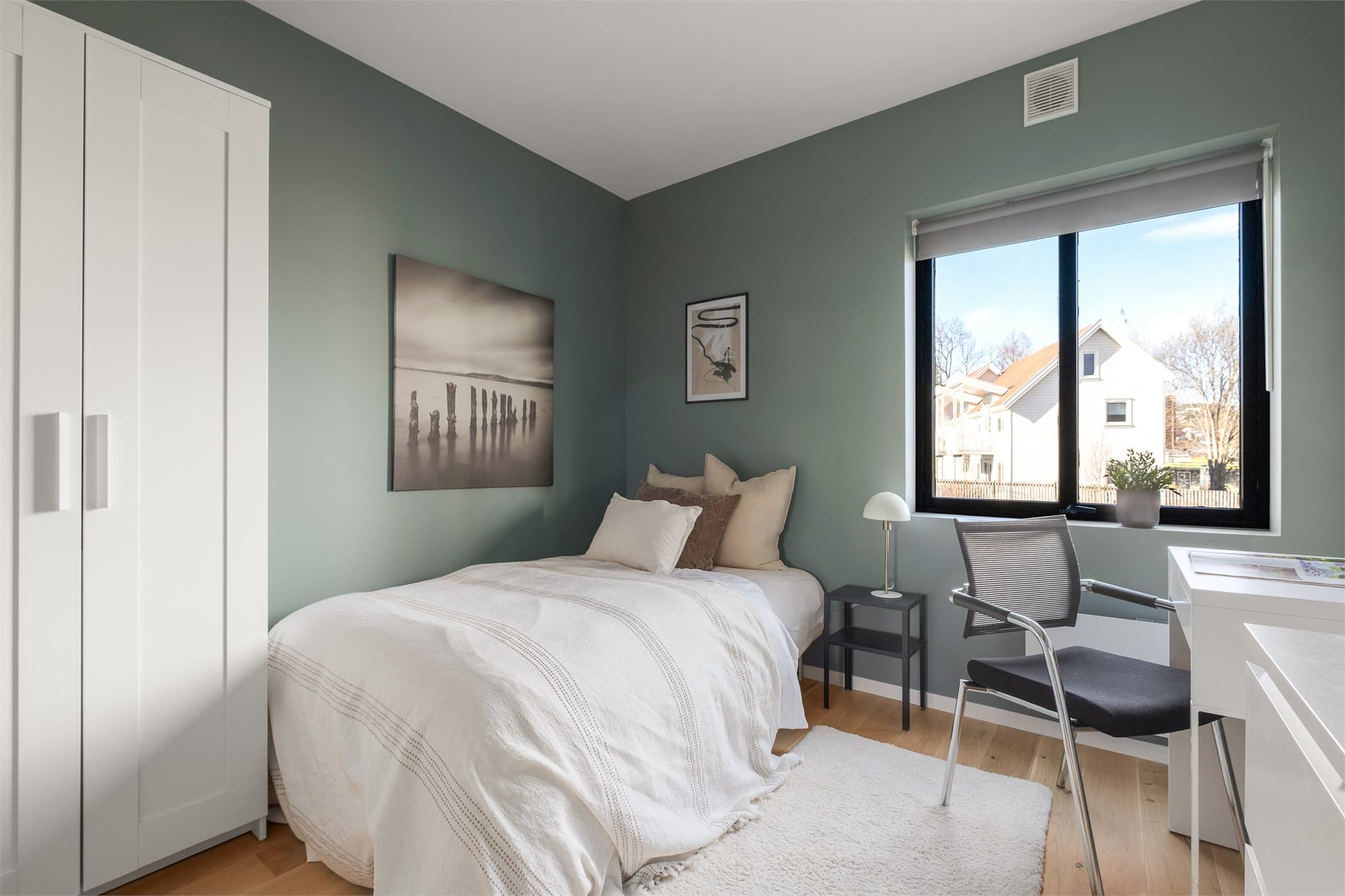 Det andre soverommet er på 10,5 kvm med plass til både seng, skrivebord og garderobe.