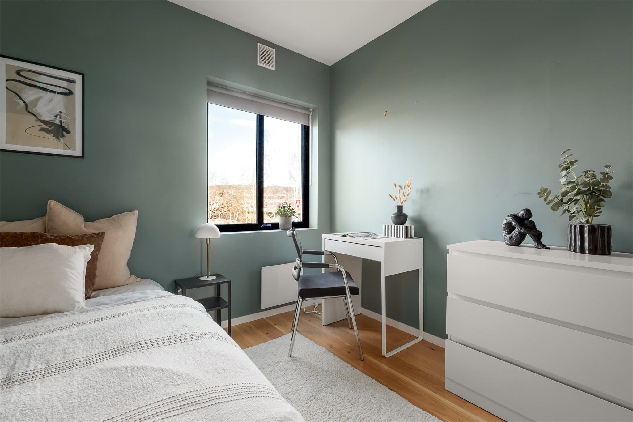 Fra boligen er det kort gangavstand til busstopp med gode kollektivforbindelser som tar deg enkelt til sentrumskjernen.