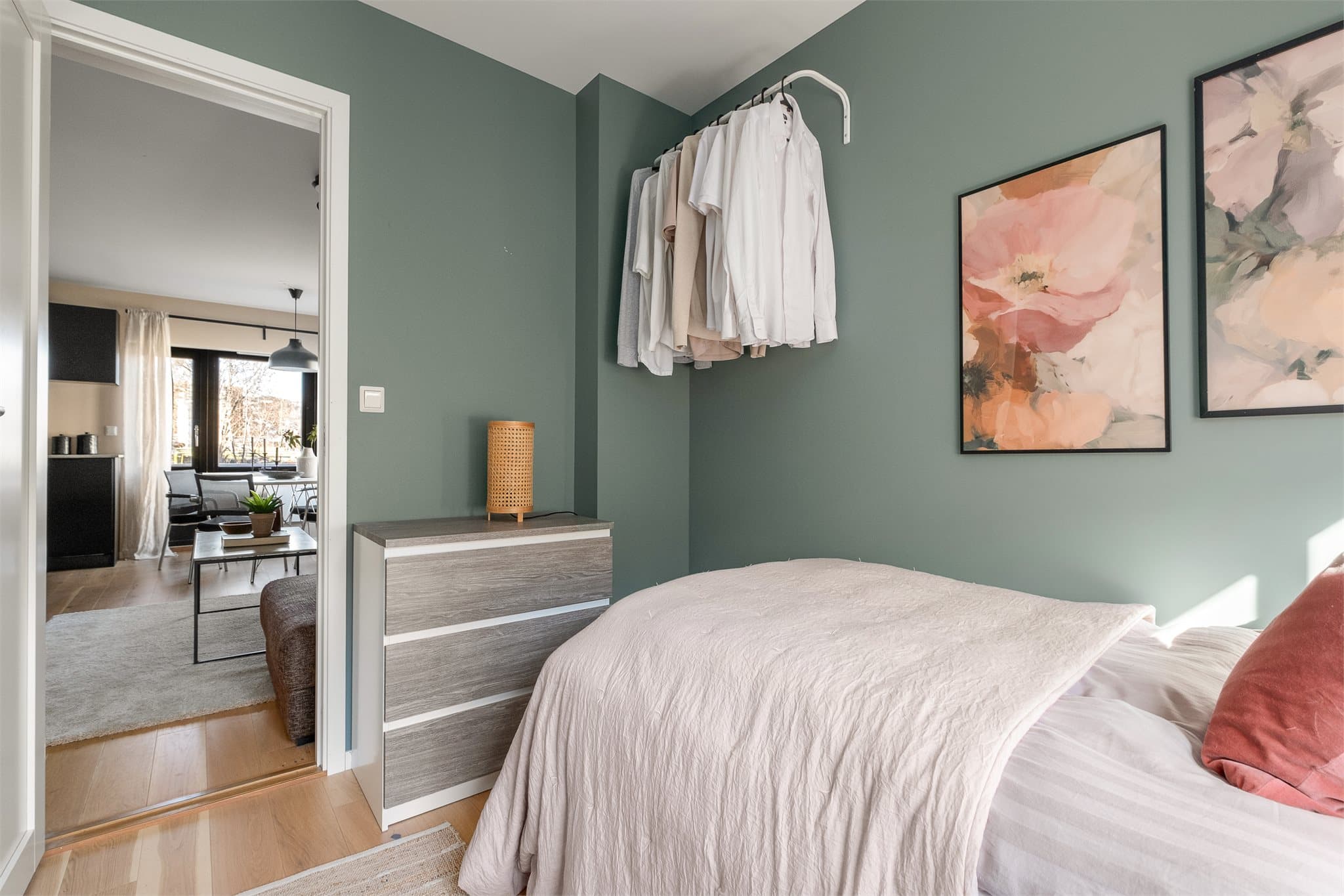 Soverommene fremstår med moderne fargevalg som gir et helhetlig uttrykk.