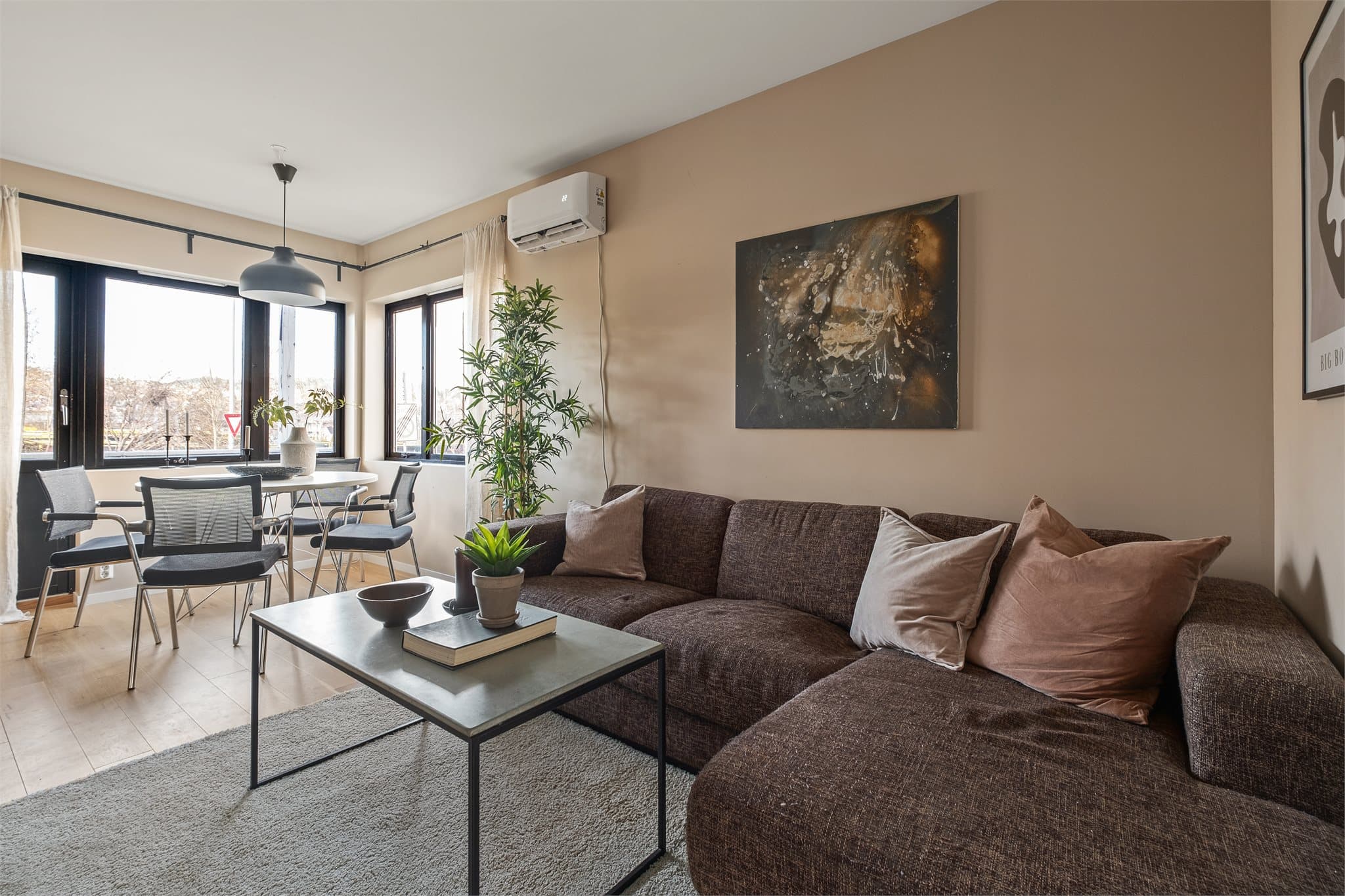 Eskil Wahl ved Emera Eiendomsmegling ønsker velkommen til Klæbuveien 155A! Fotograf: Michael N. Eid / Interiørfoto