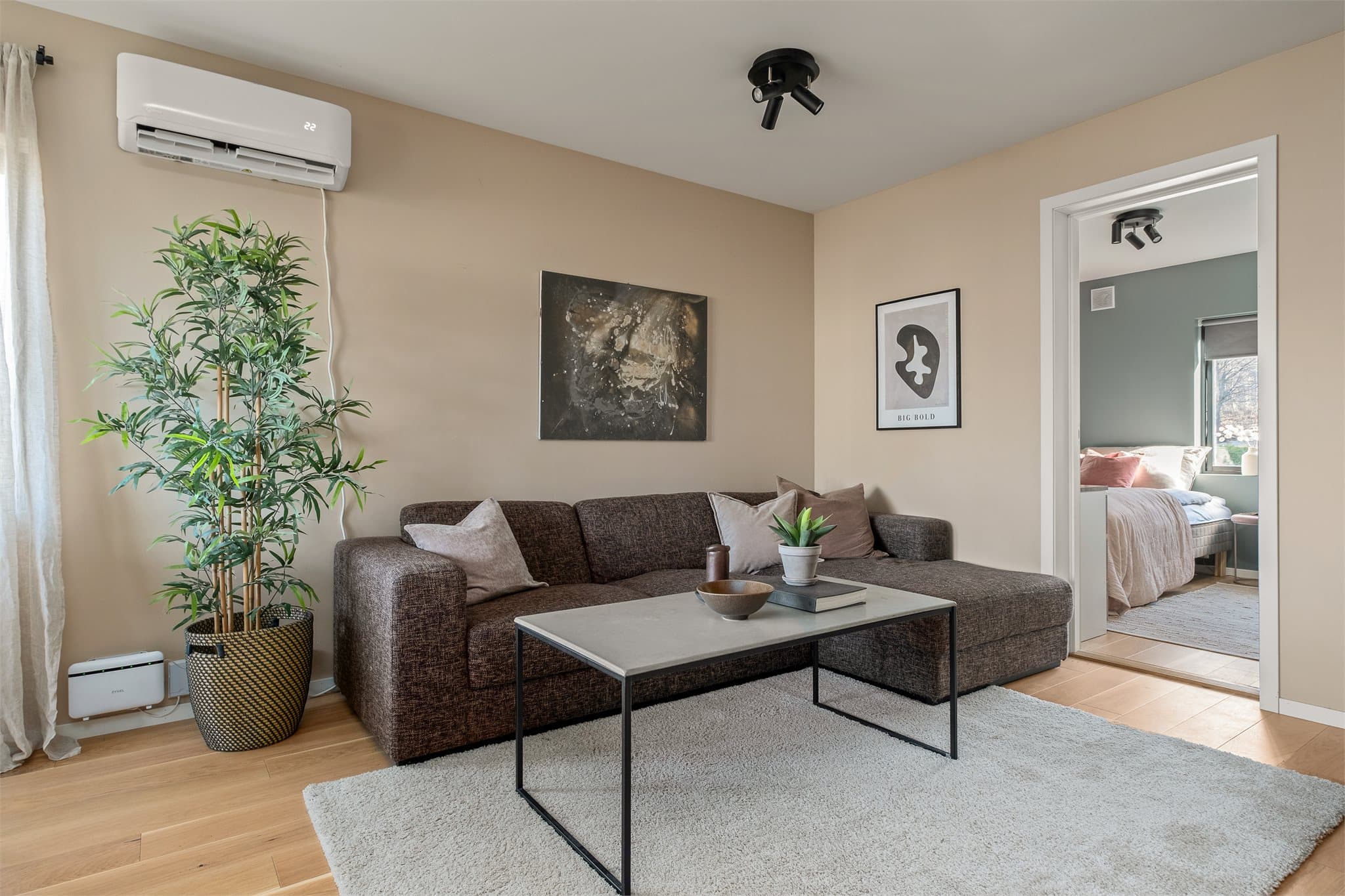 Lys og lekker hjørneleilighet med god plass til både sofagruppe og spisebord.