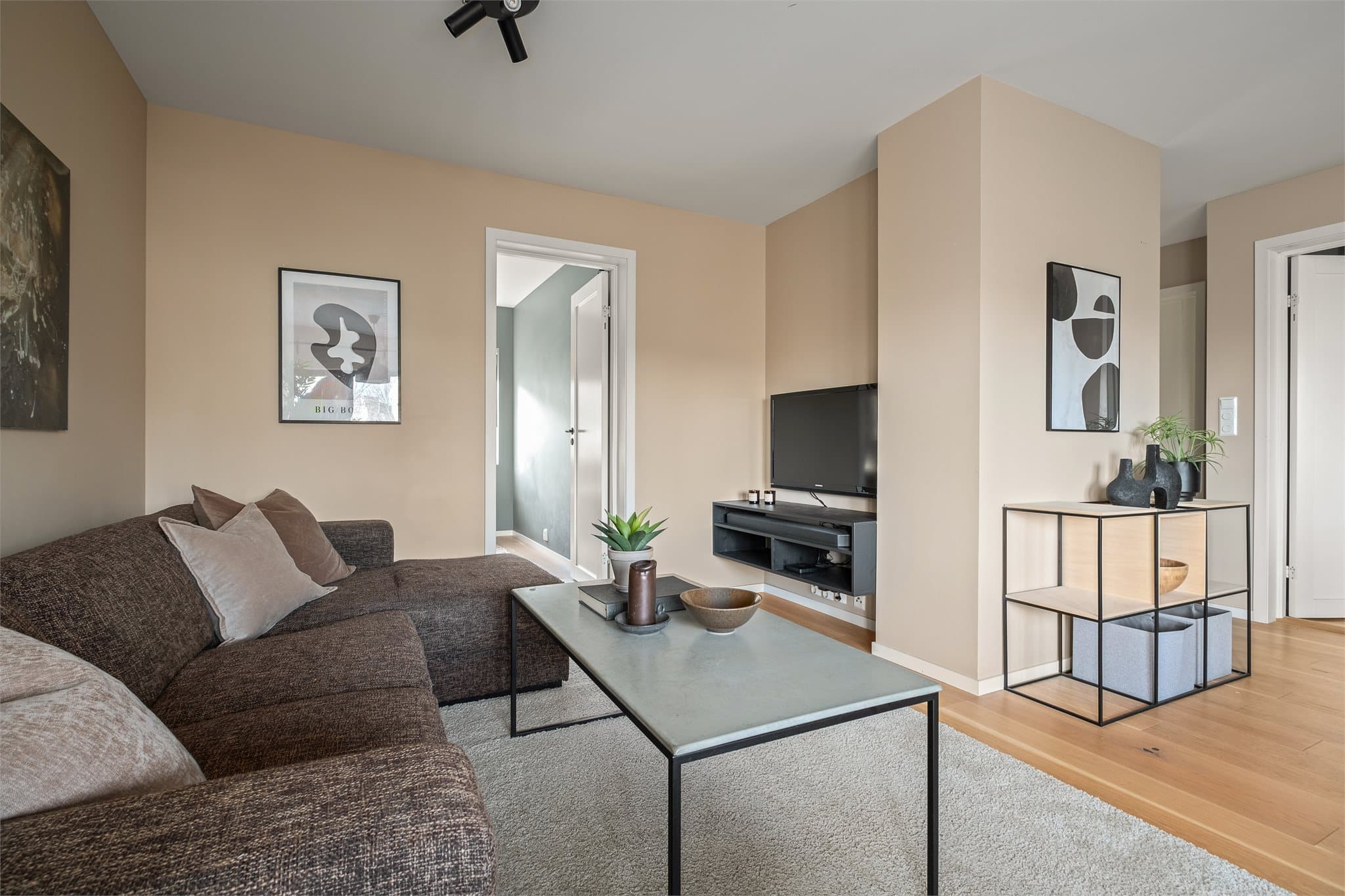 Boligen har en god planløsning og det passer utmerket å innrede med sofakrok i deler av stuen.