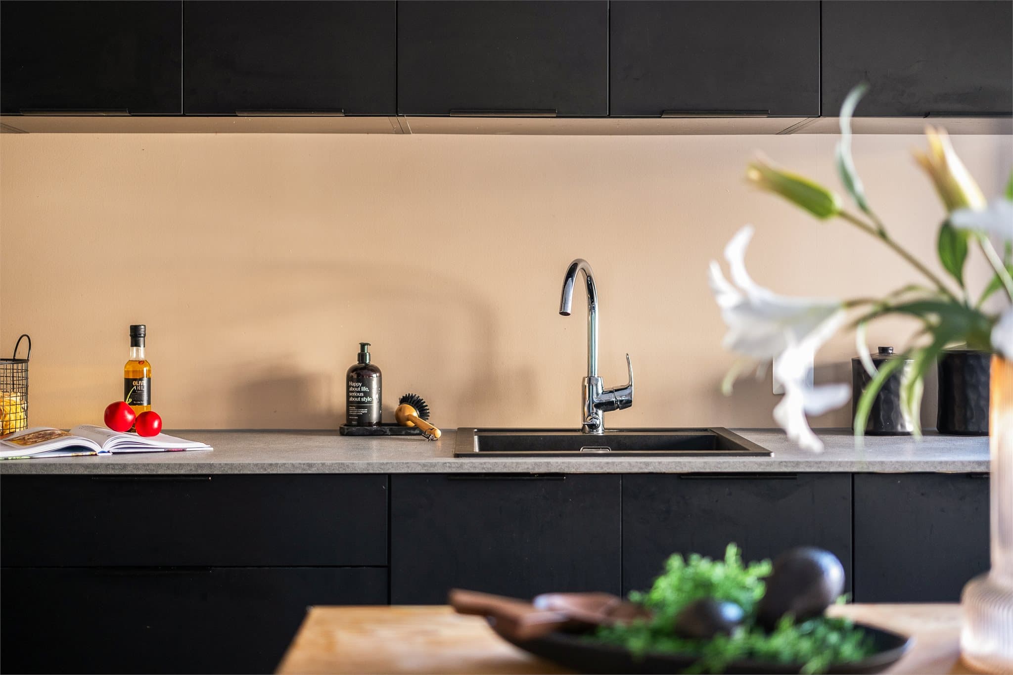 Kjøkkenet har gode arbeidsflater og rikelig med oppbevaring.