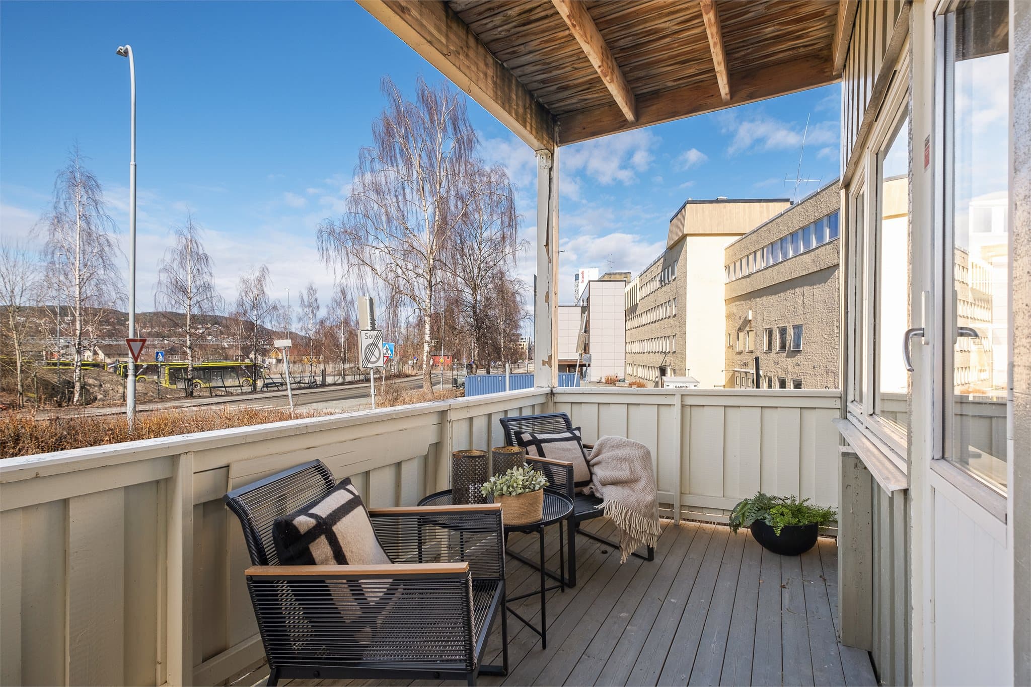 Med overbygget balkong får du et uteområde som oppleves som en naturlig forlengelse av stuen og kan brukes gjennom store deler av året.