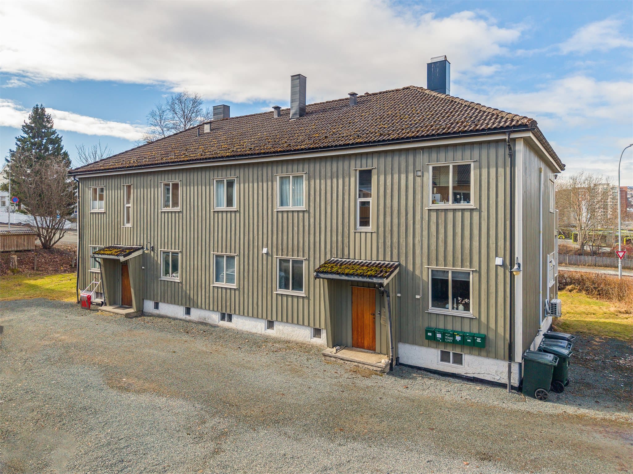 God beliggenhet med nærhet til kollektivtransport og servicetilbud.