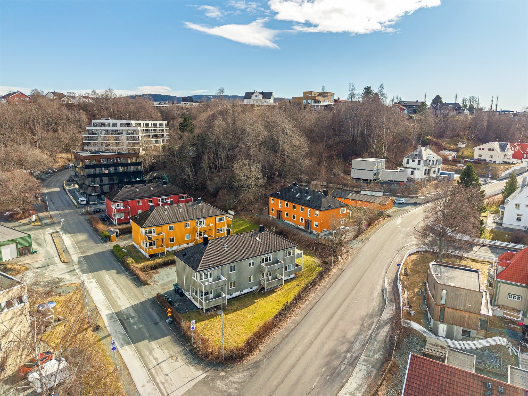 Her bor man med sentral beliggenhet i et etablert boligområde.