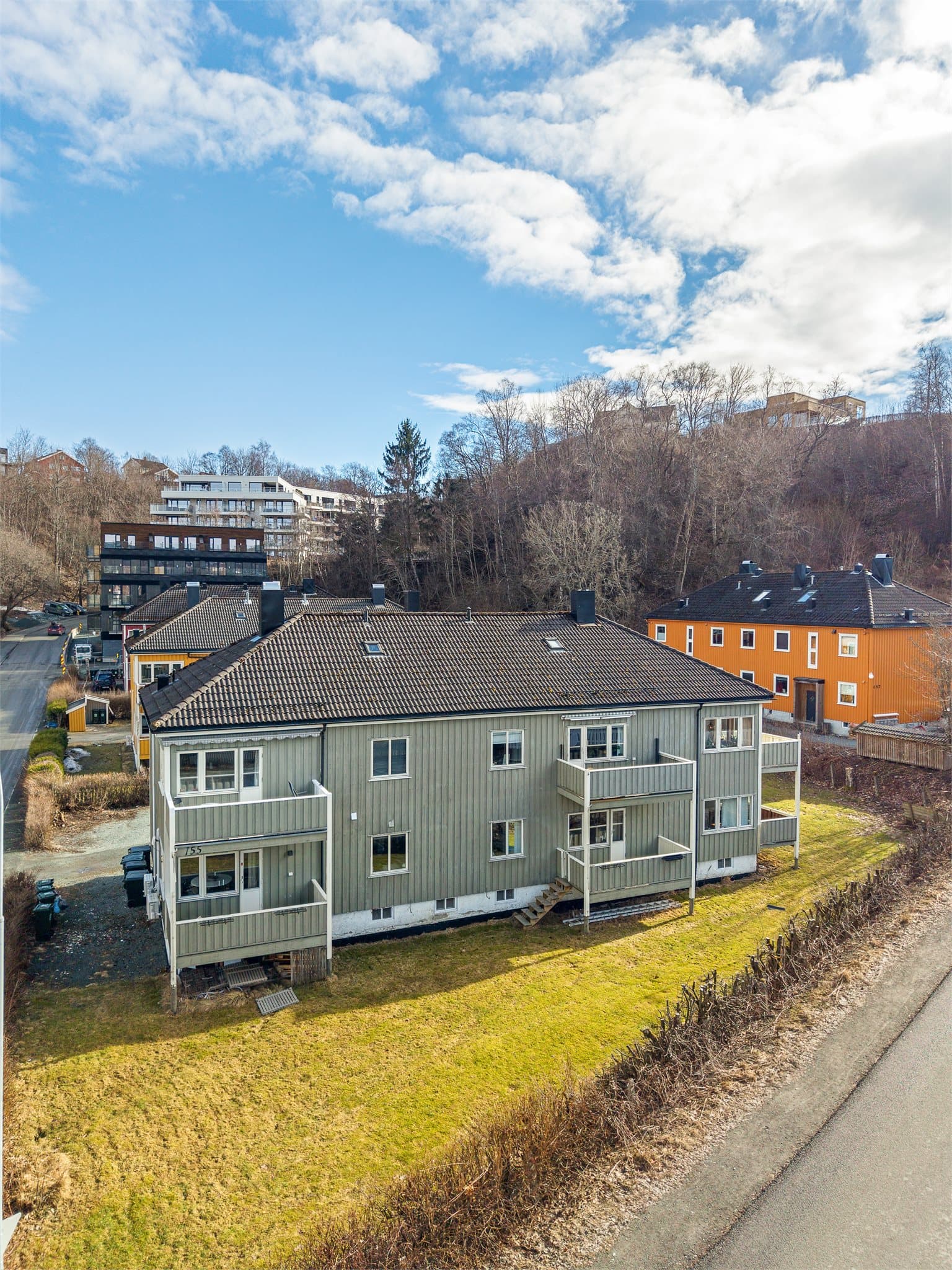 Leiligheten ligger i umiddelbar nærhet til NTNU Lerkendal/Valgrinda campus, med kort gangavstand til flere av universitetets fakulteter.