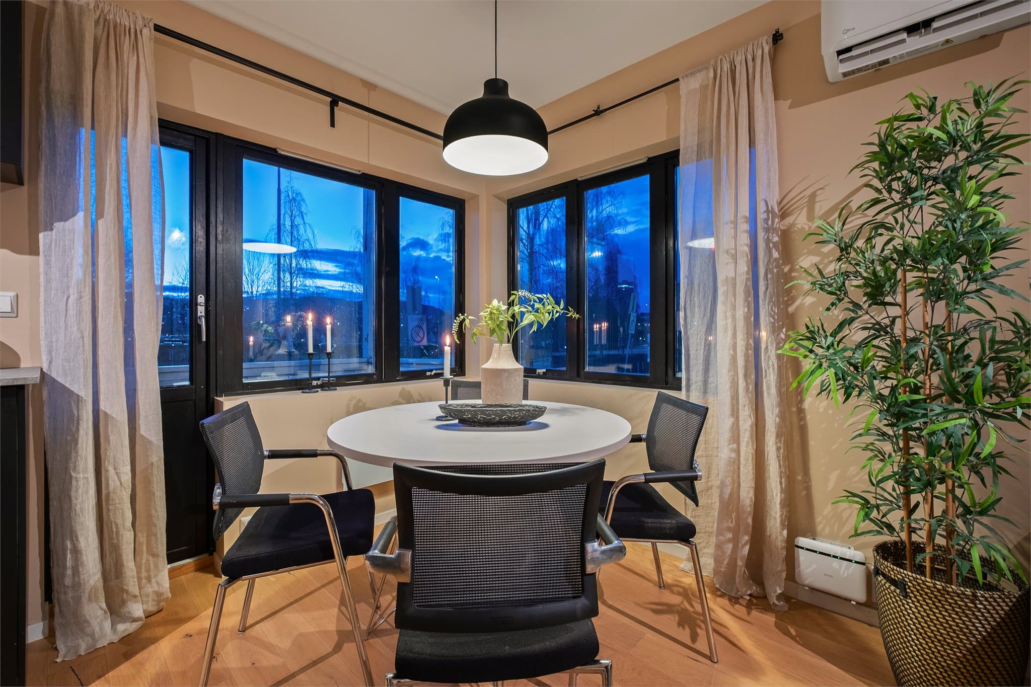 Fra spisestuen er det utgang til balkongen.