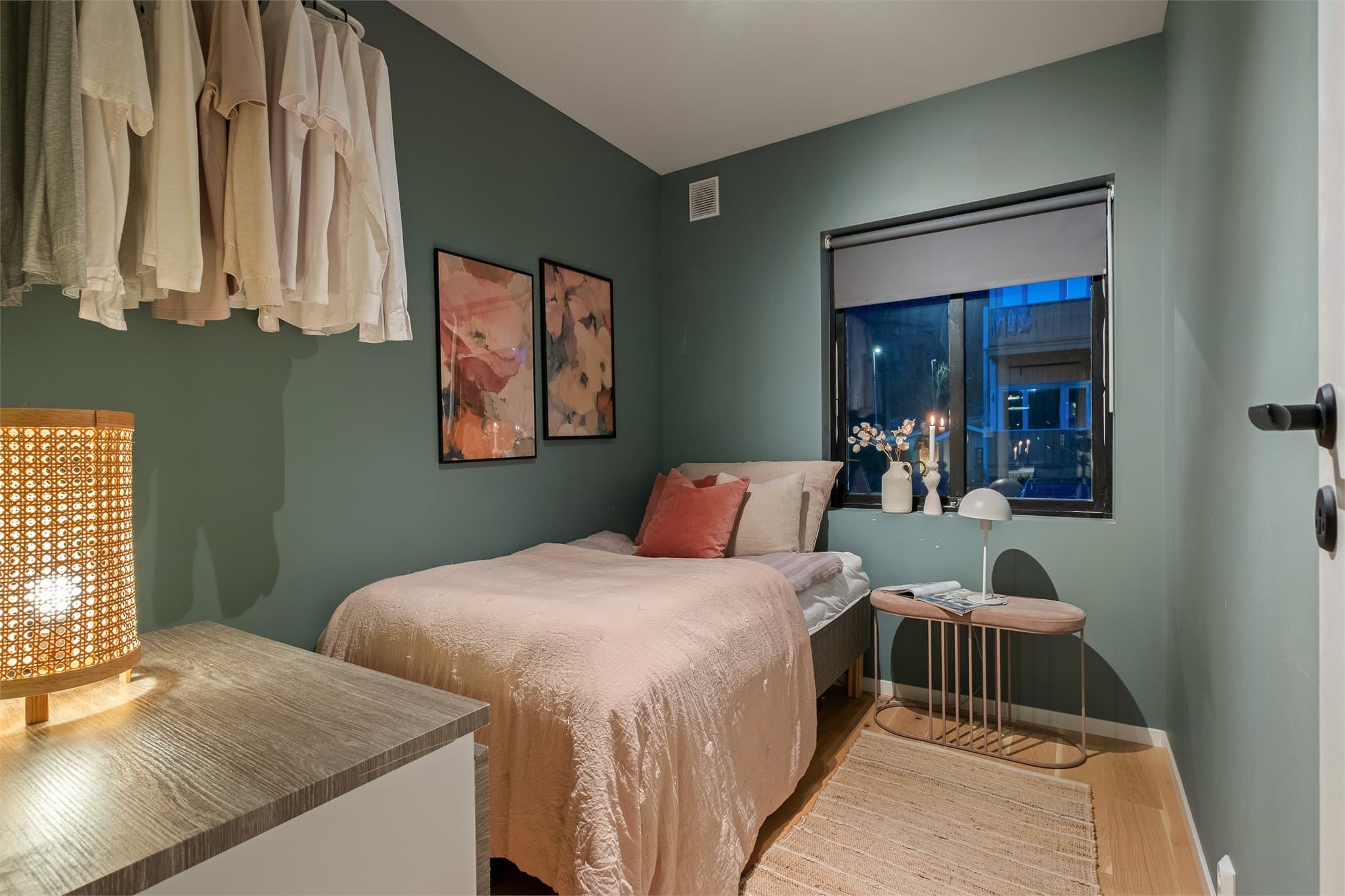 Leilighetens tredje soverom på ca. 7,5 m² er et fleksibelt rom som egner seg godt som gjesterom, barnerom eller hjemmekontor.