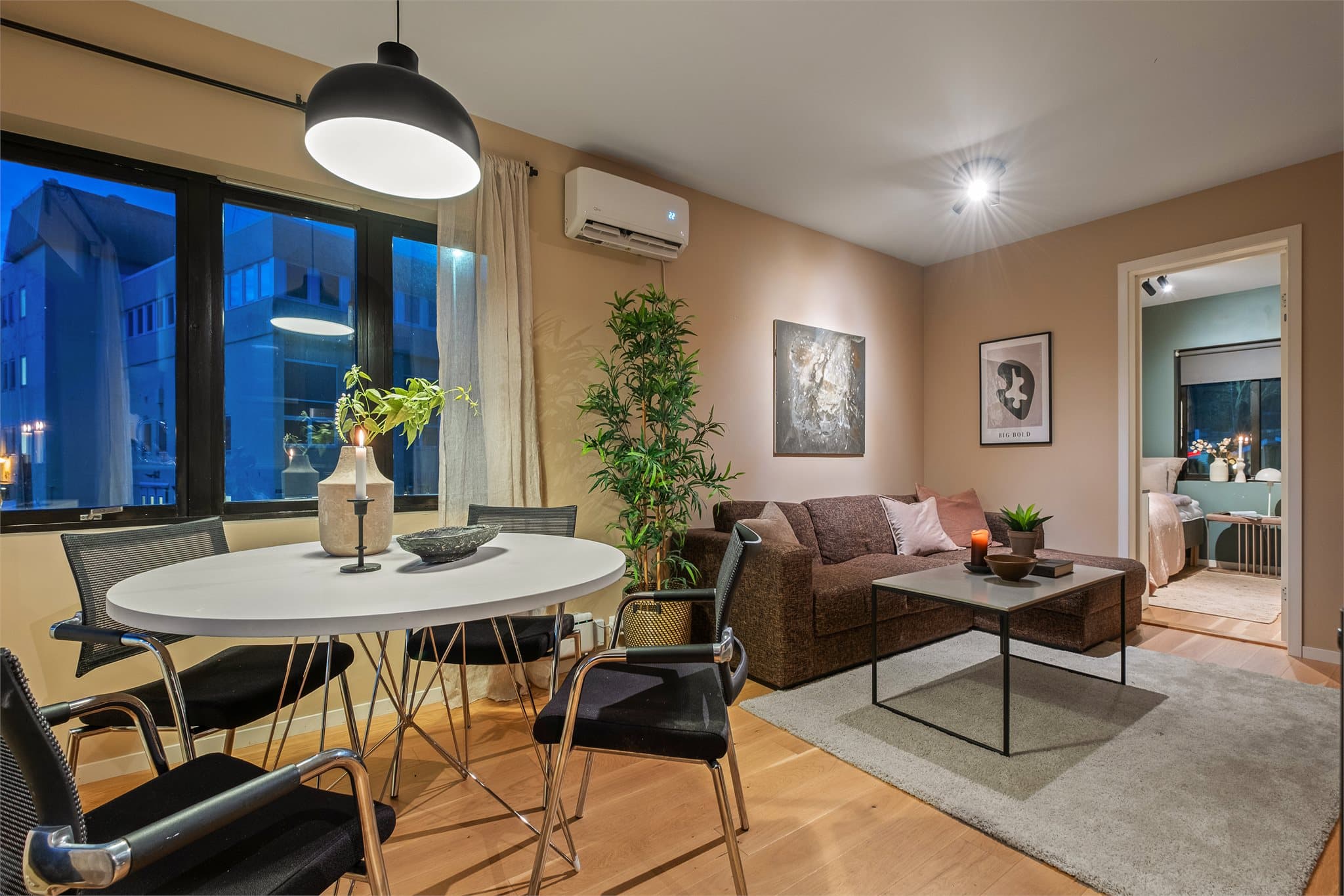 Spiseplassen har gode lysforhold fra flere vinduer.