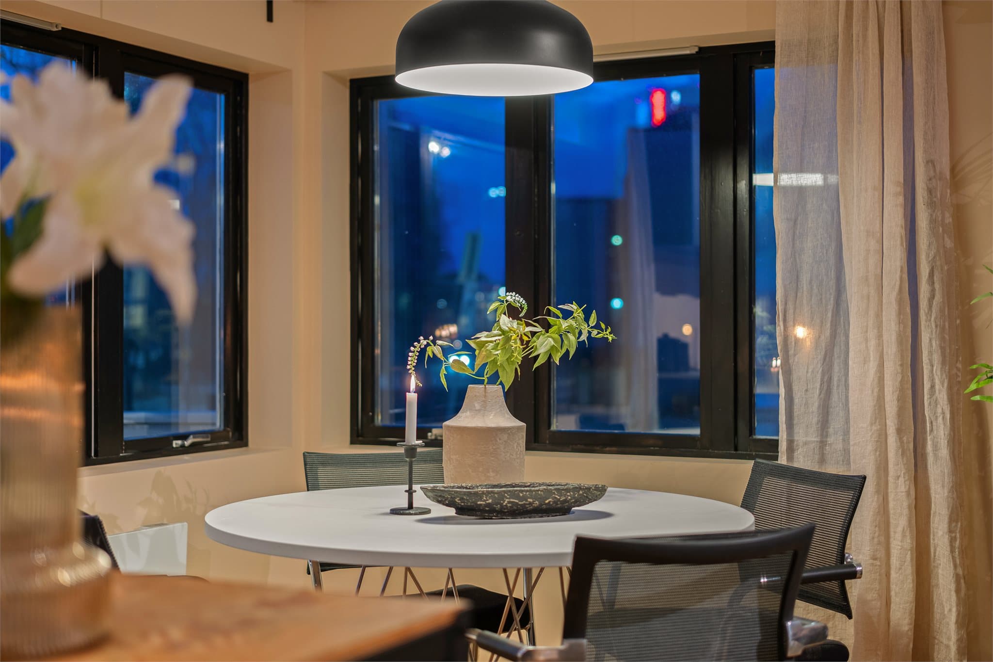 Vinduer i flere himmelretninger sørger for rikelig med naturlig lysinnslipp til stuen.