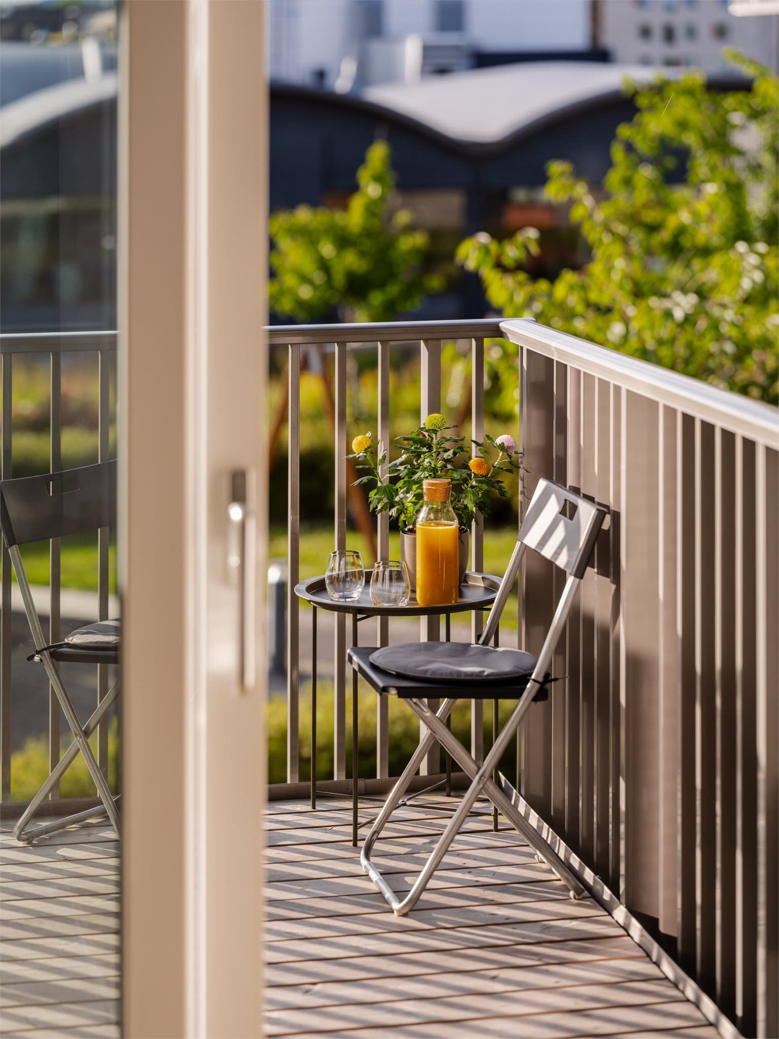 Fra stuen er det direkte utgang til balkongen, et perfekt sted å nyte sommervarmen.