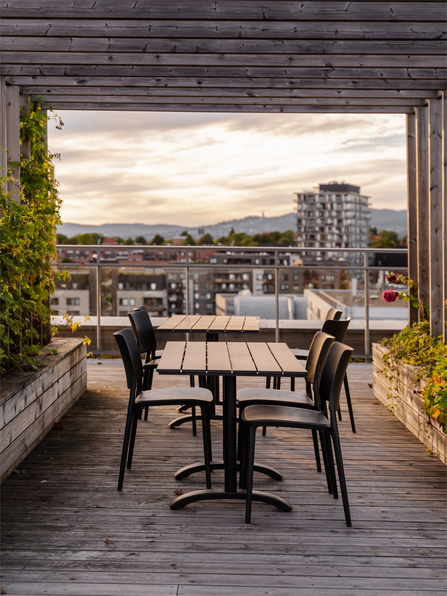 Felles takterrasse med hyggelige sittegrupper som inviterer til avslappende stunder og sosialt samvær.