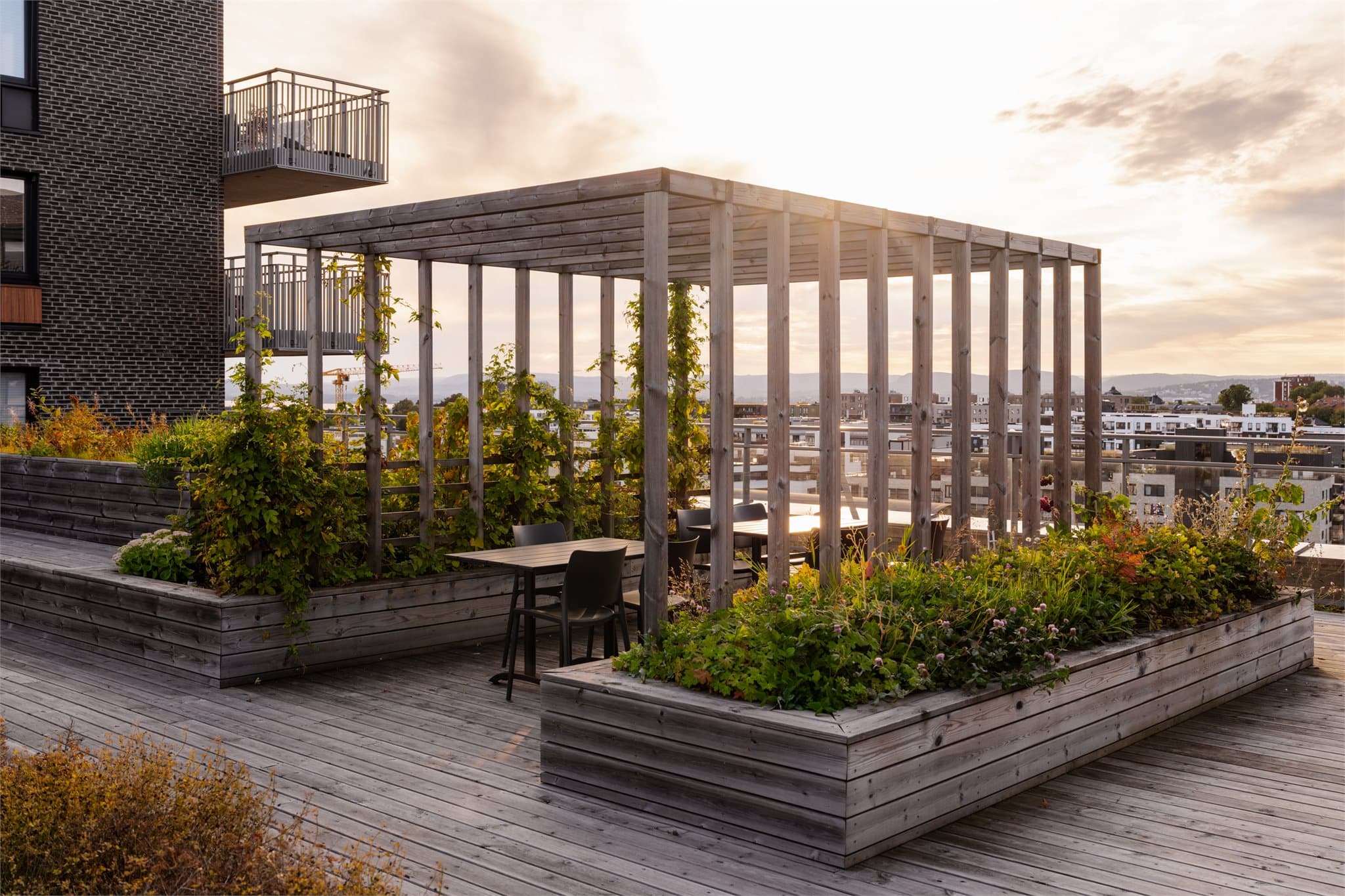 På taktet finner man en fantastisk takterrasse med uslåelige solforhold og vakker utsikt.