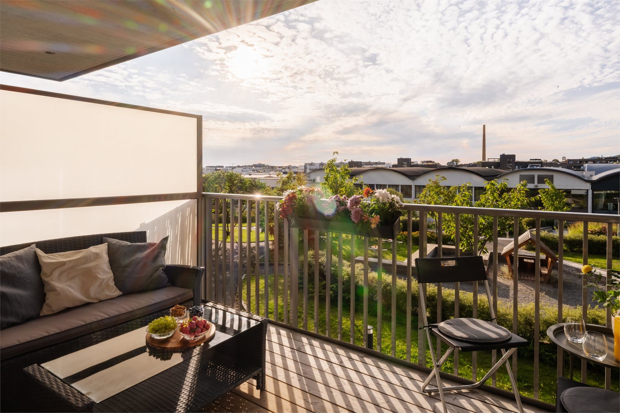 Balkongen er ca. 8 m² og byr på god plass til utemøbler.