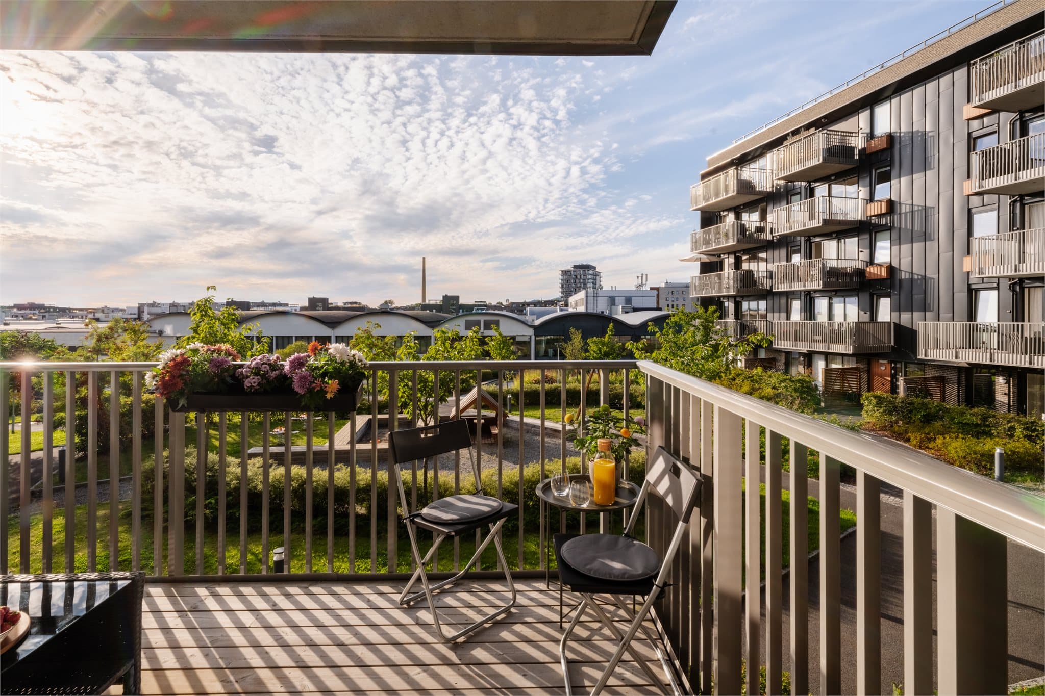 Balkongen vender mot nordvestvendt og har fine solforhold.