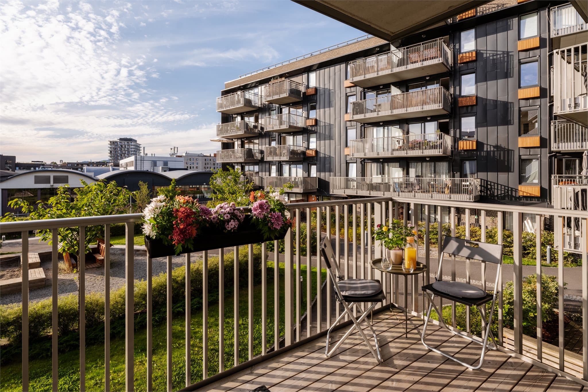 Videre er det også plass til grill og vakre planter.