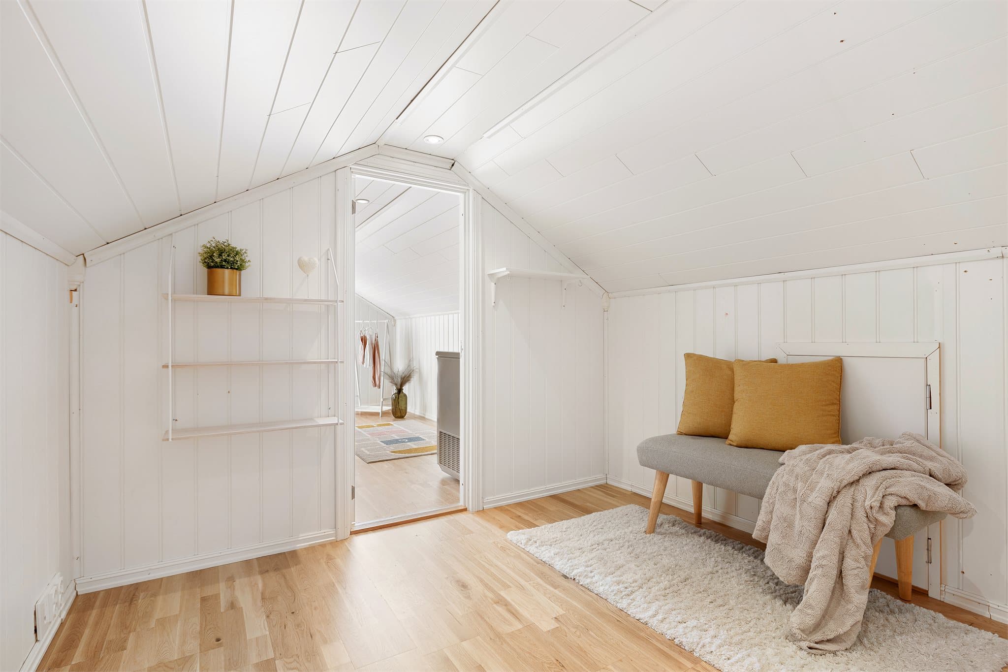 Loftet har downlights i himlingen og består av to rom.